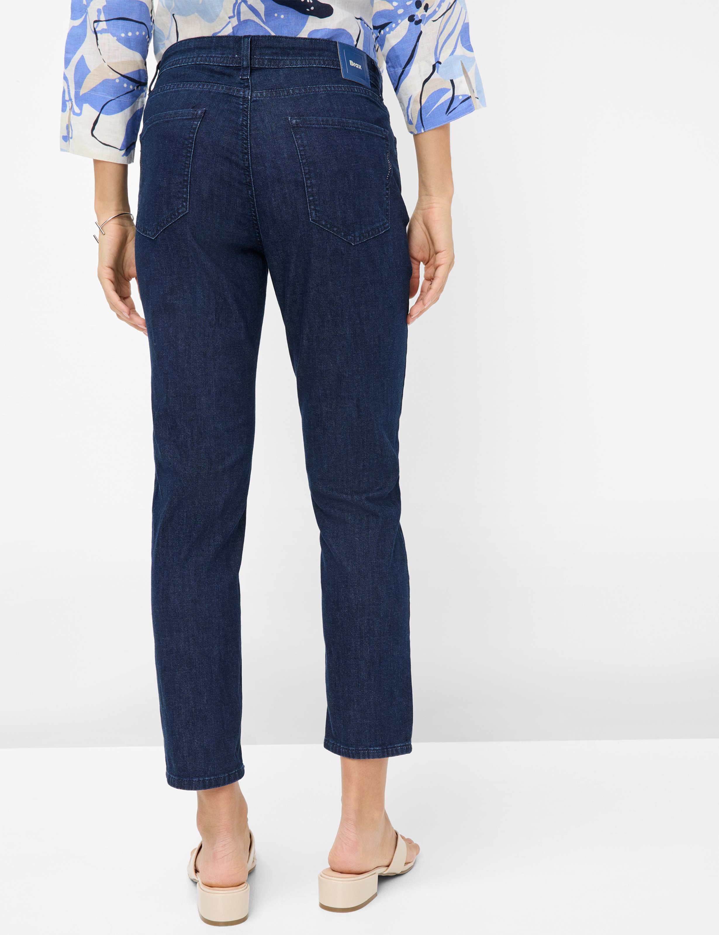 Damen Style CAROLA S Denim Dunkelblau Feminine Fit Model Rueck