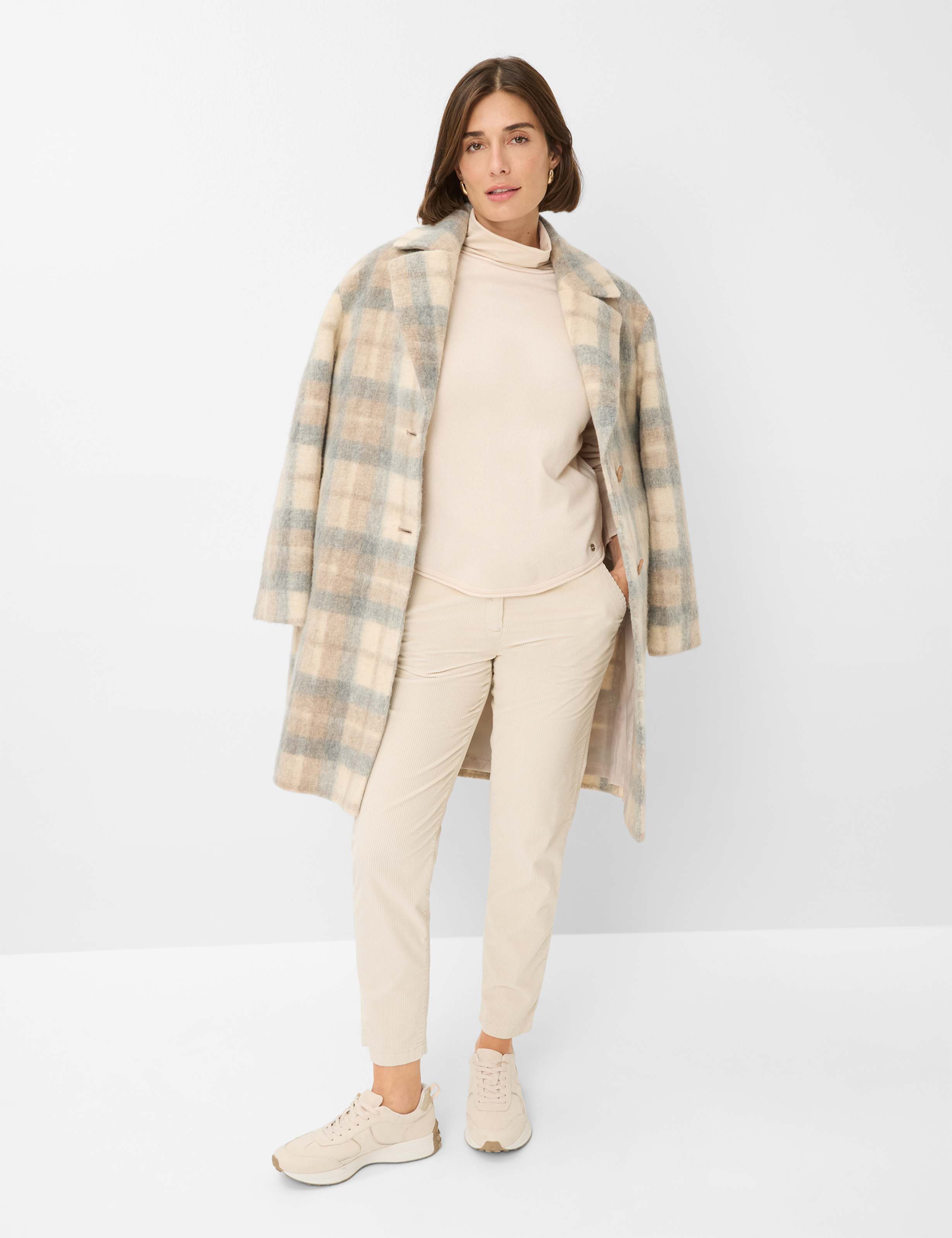 Women Style LIZ Cream White  Model Outfit