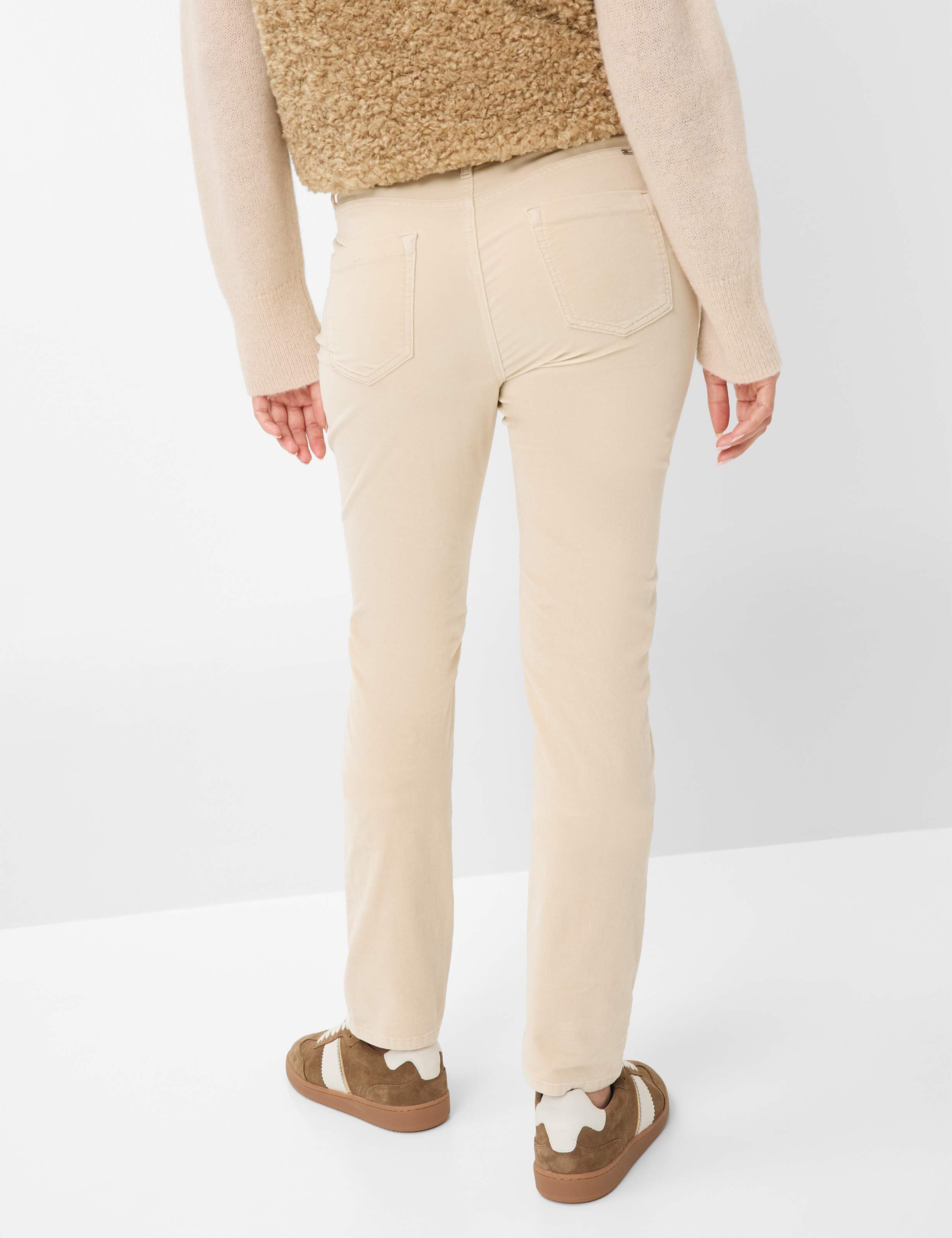 Damen Style CAROLA Cremeweiß Feminine Fit Model Rueck