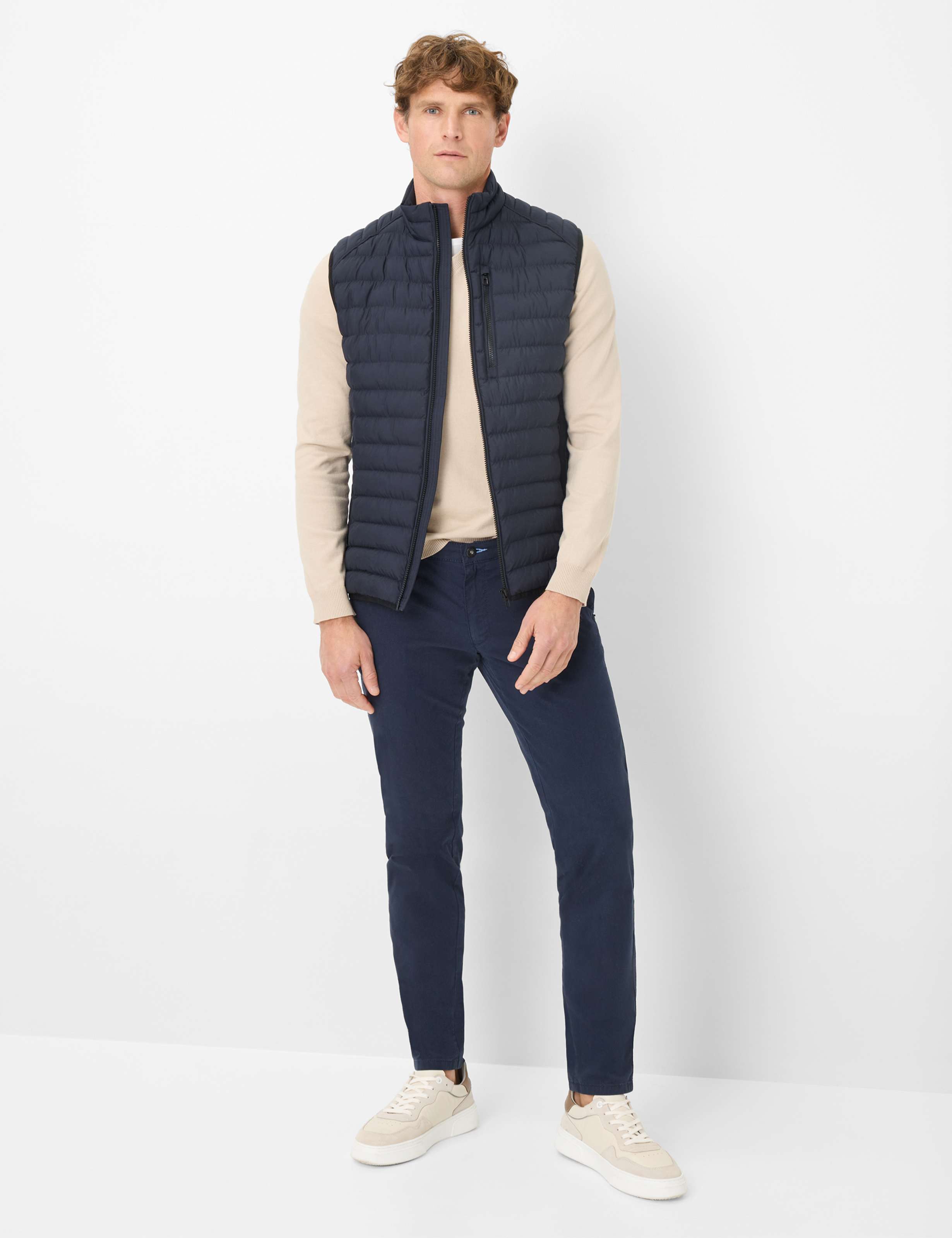 Homme Style SILVIO Bleu Foncé Slim Fit Tenue du mannequin