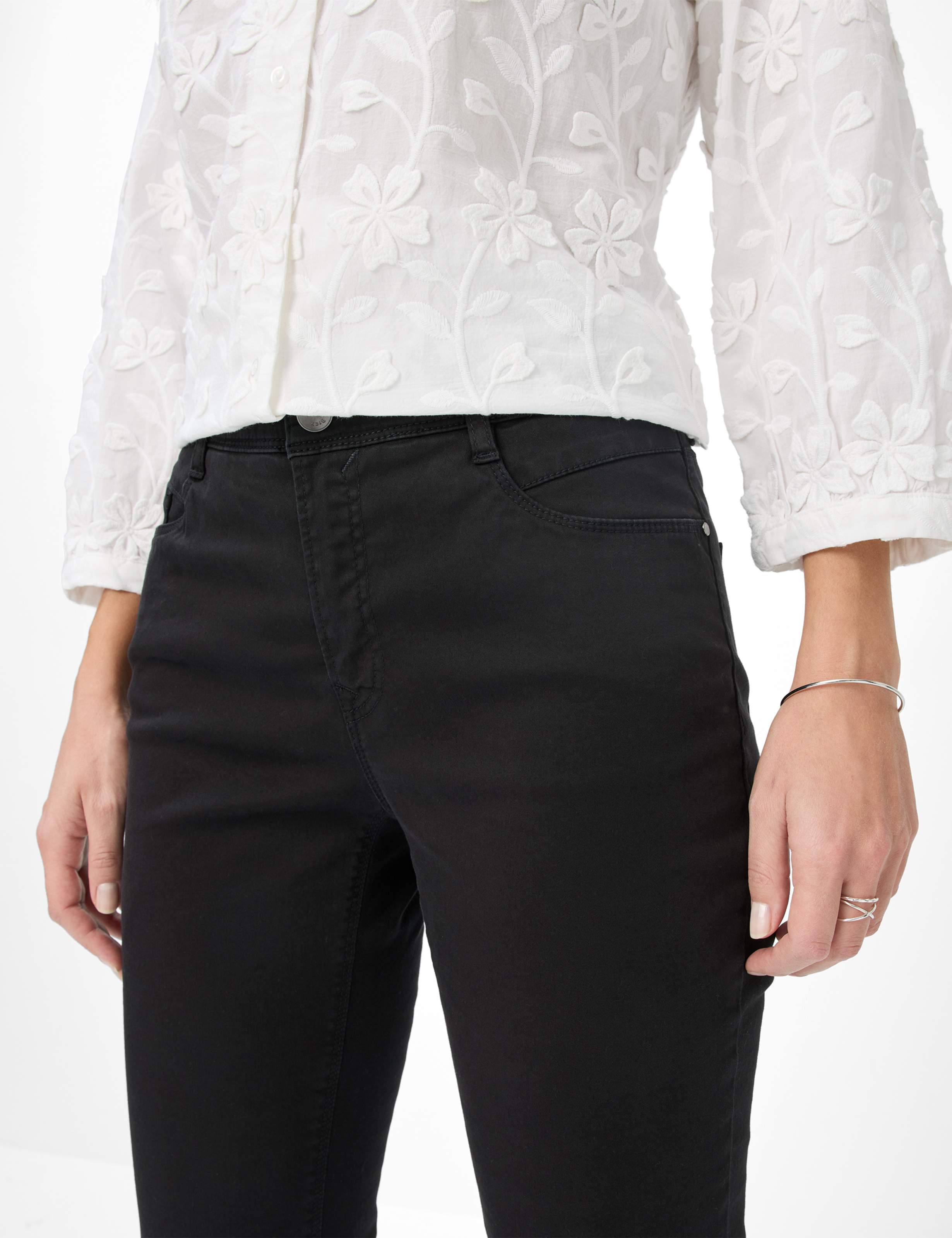 Damen Style CAROLA Perma Schwarz Feminine Fit Detail 2