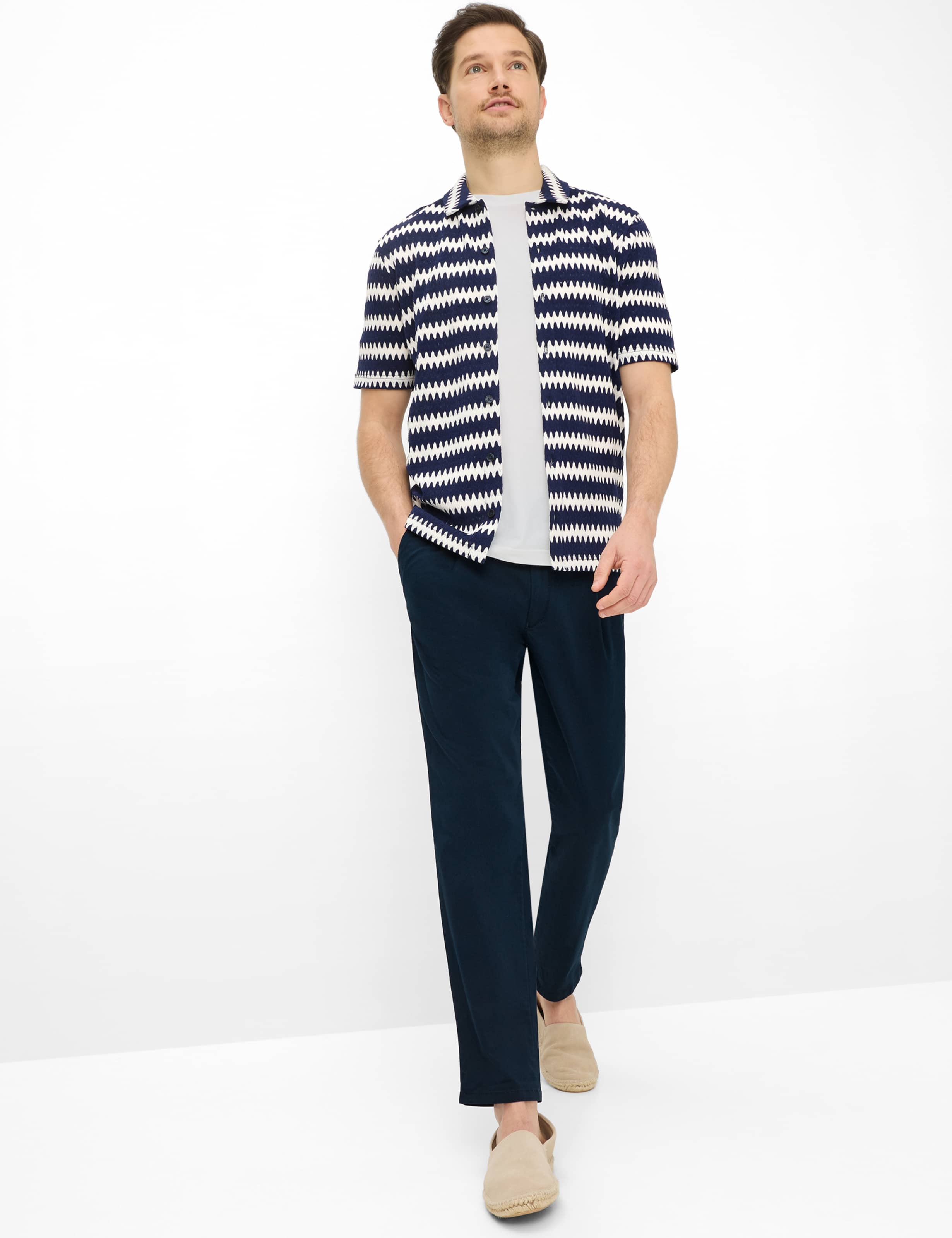 Homme Style TINO Bleu Foncé Tapered Fit Tenue du mannequin