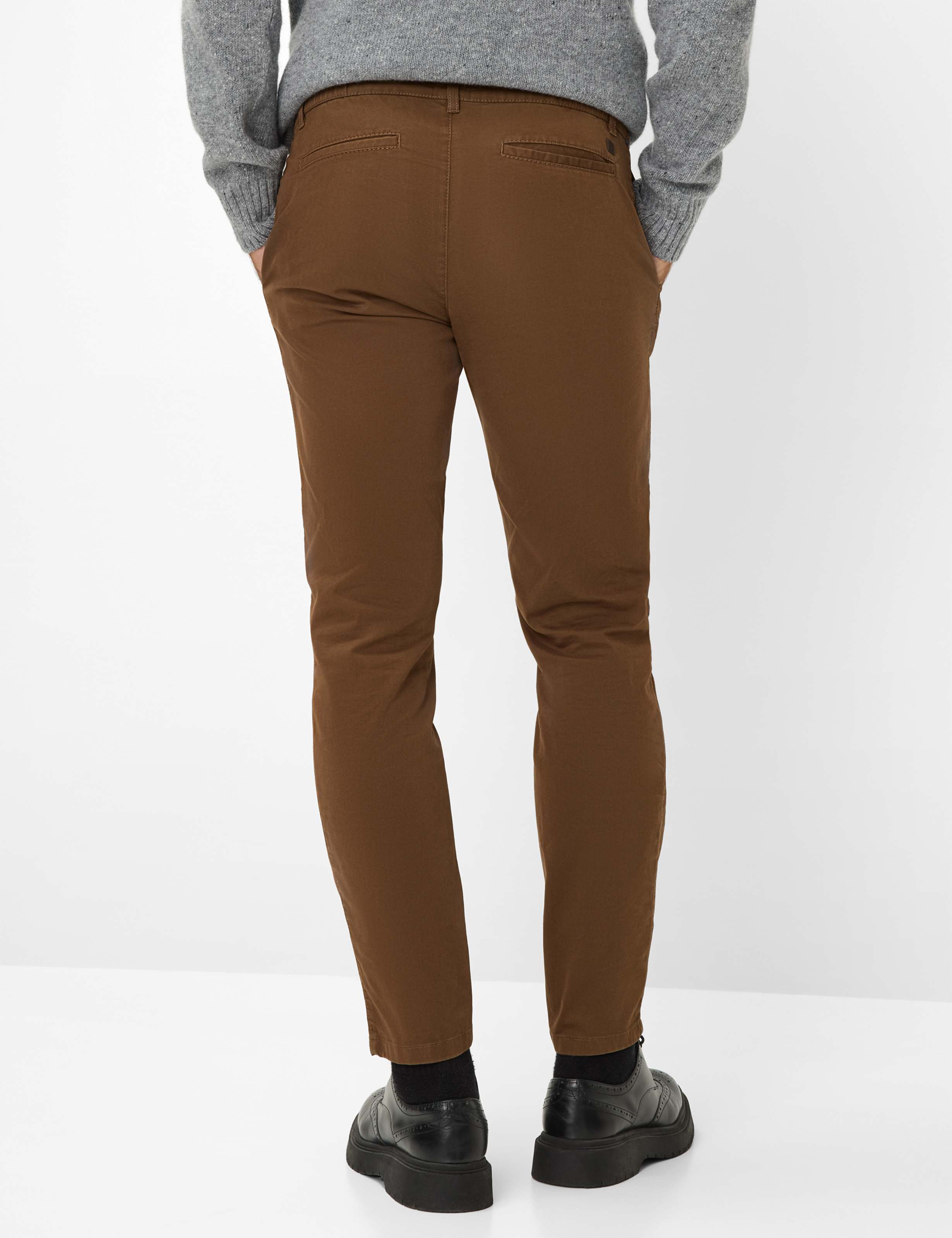 Herren Style PHIL Dunkelbraun Relaxed Fit Model Rueck