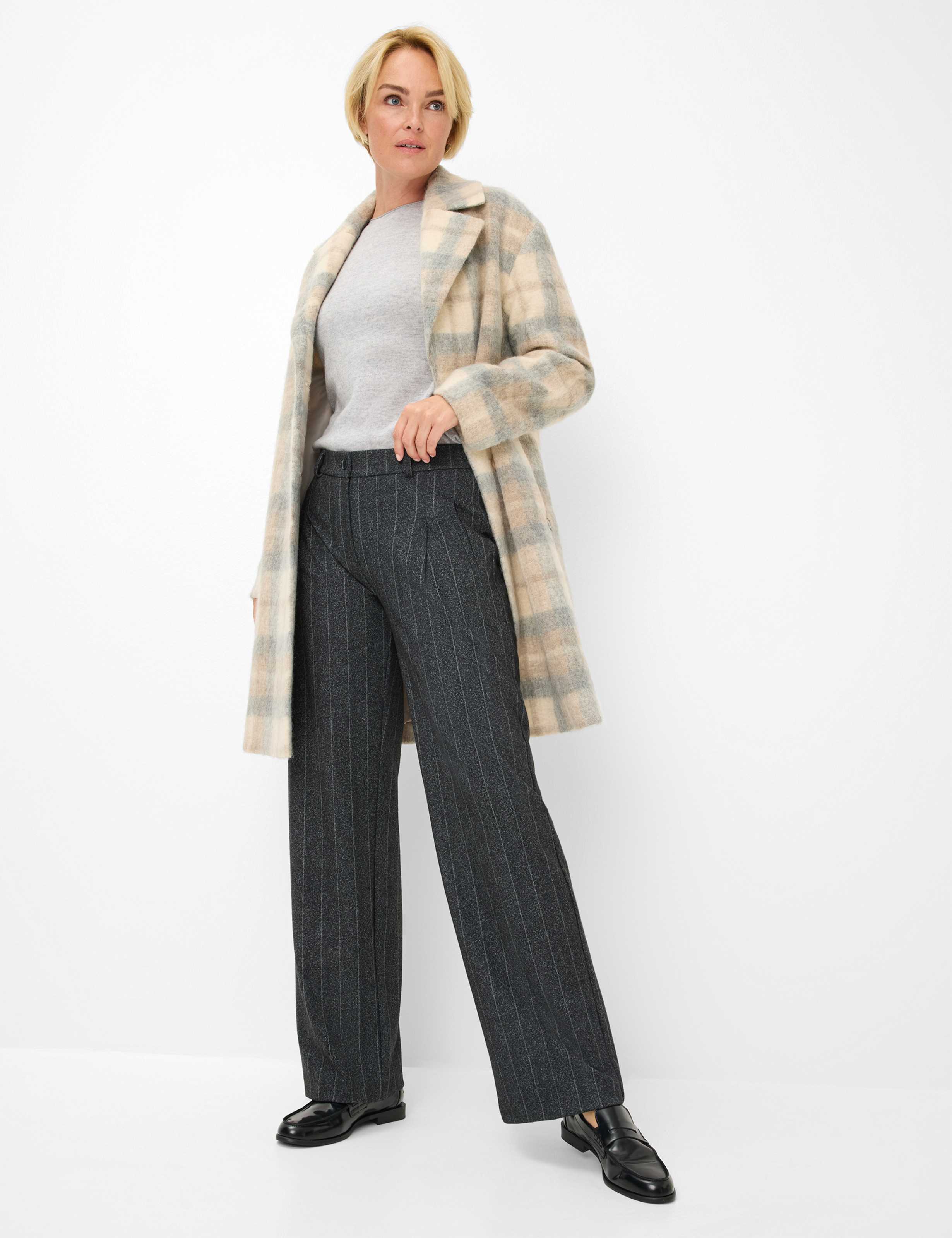 Dames Style PEGGY FLARED Donkergrijs - Antraciet Slim Fit Model outfit