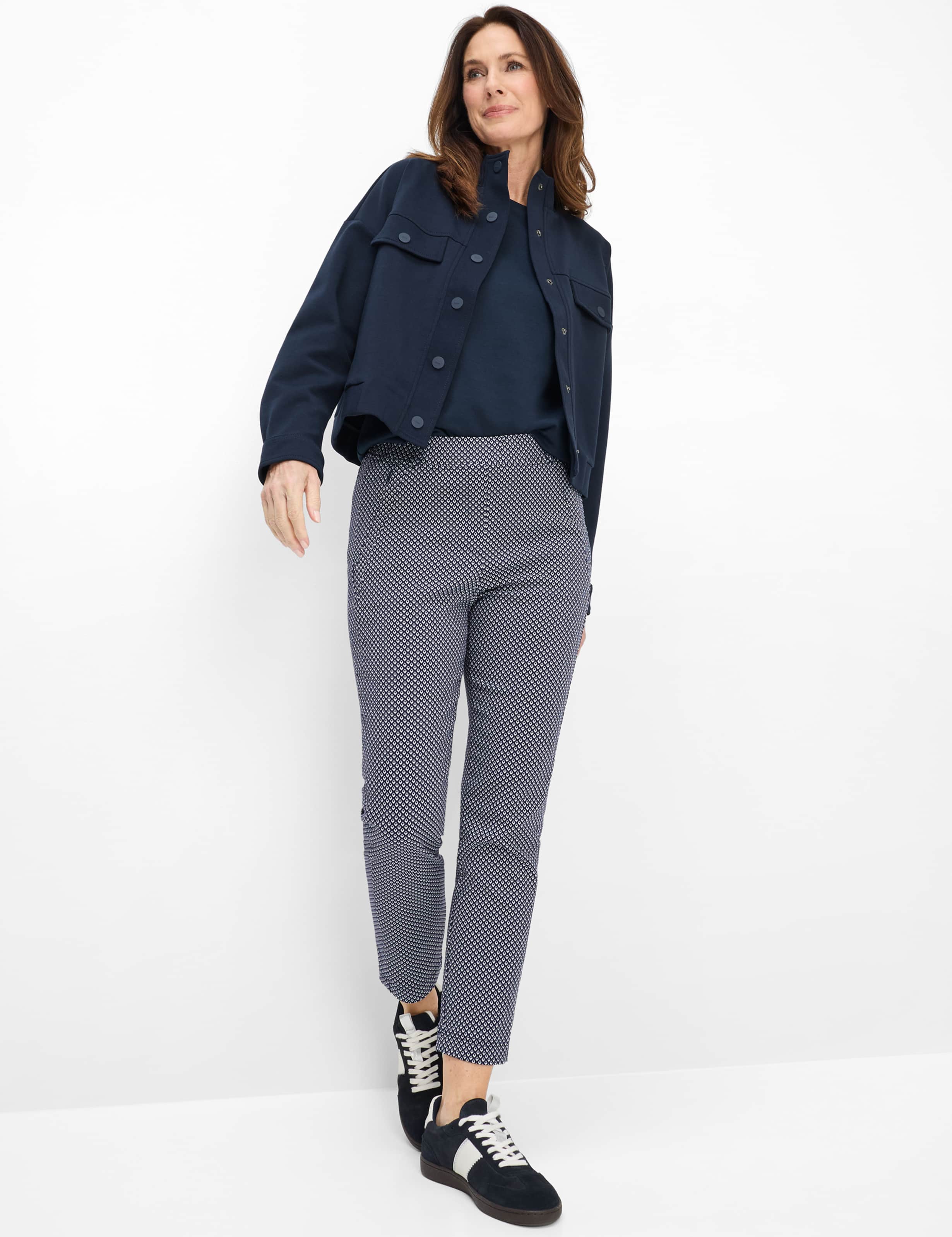 Femme Style LILLYTH 6/8 Bleu Foncé Super Slim Fit Tenue du mannequin