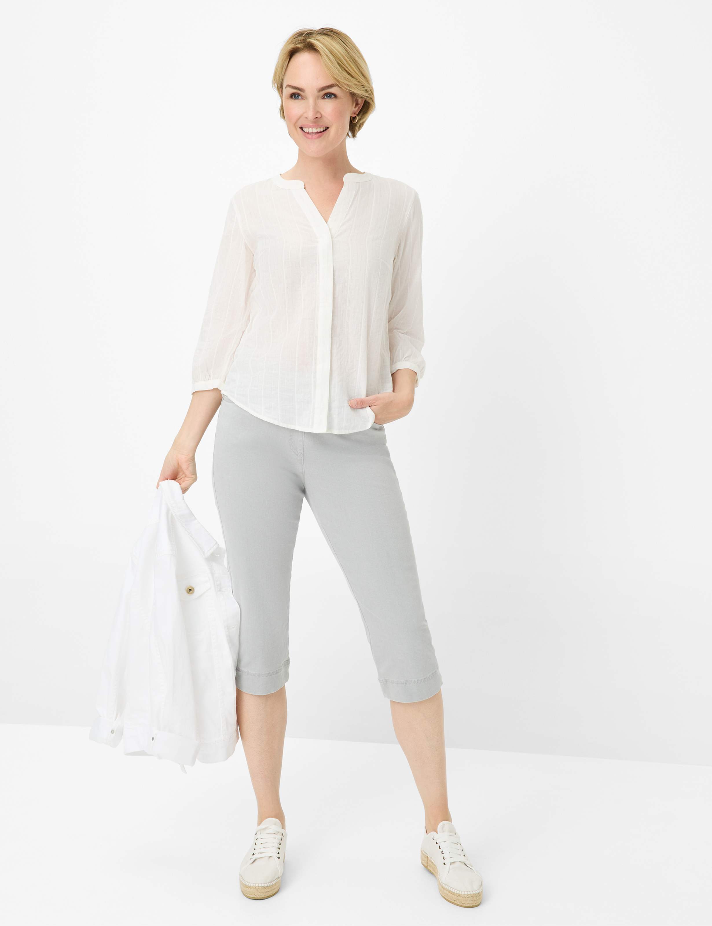 Damen Style CARINA CAPRI Denim Grau Comfort Plus Fit Model Outfit