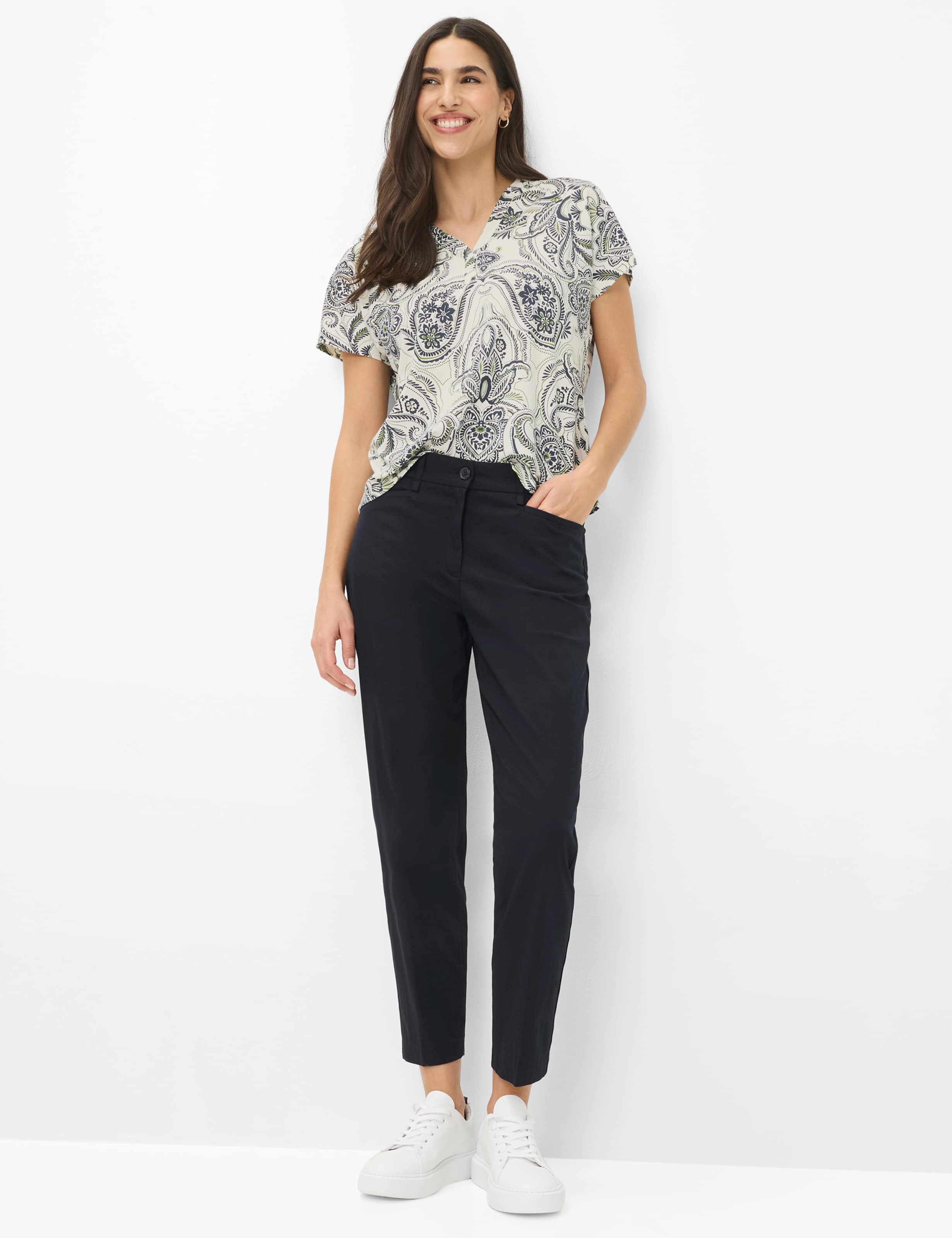 Dame Style MARA S Mørkeblå Regular Fit Model Outfit