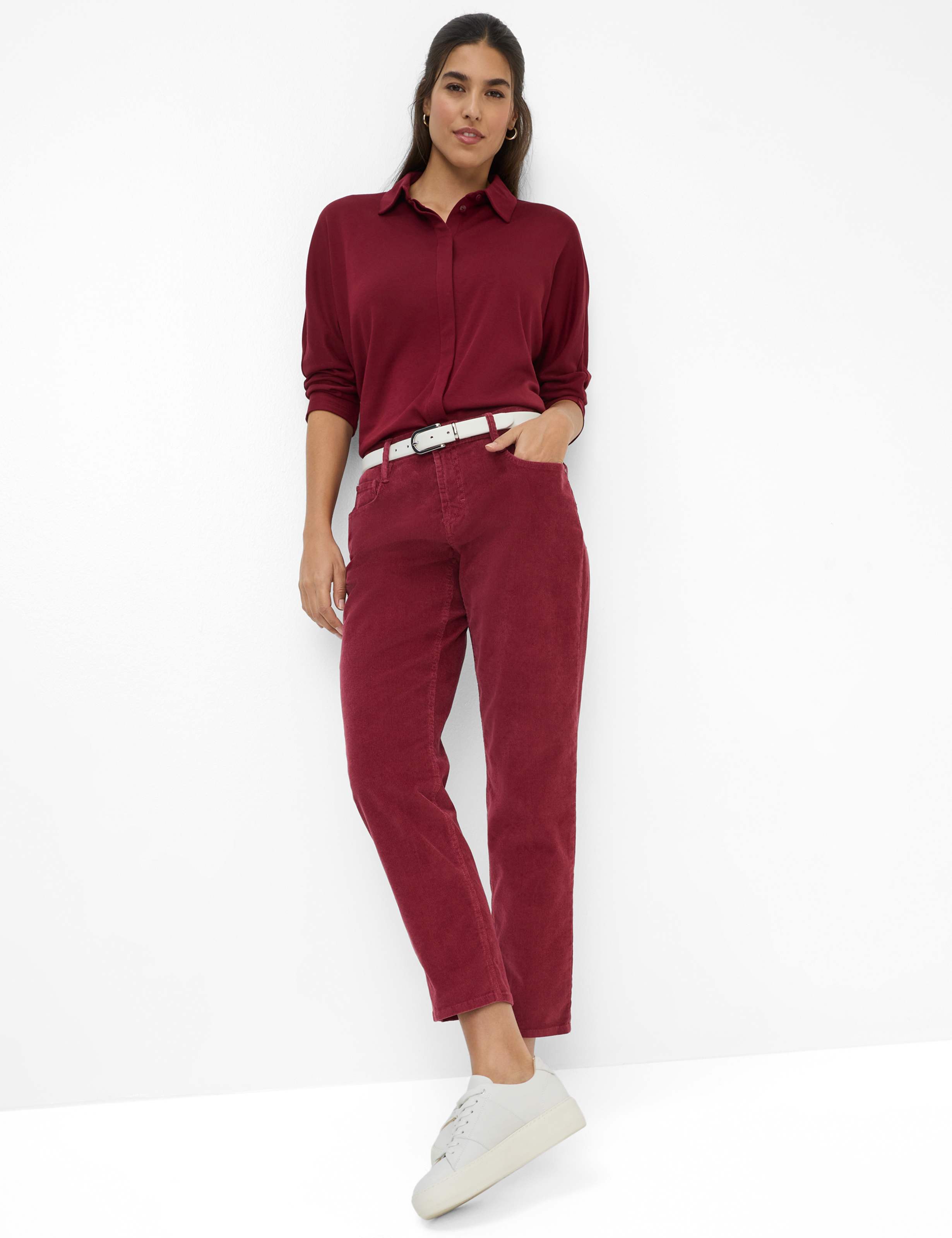 Femme Style MILEY S Rouge Foncé Relaxed Fit Tenue du mannequin