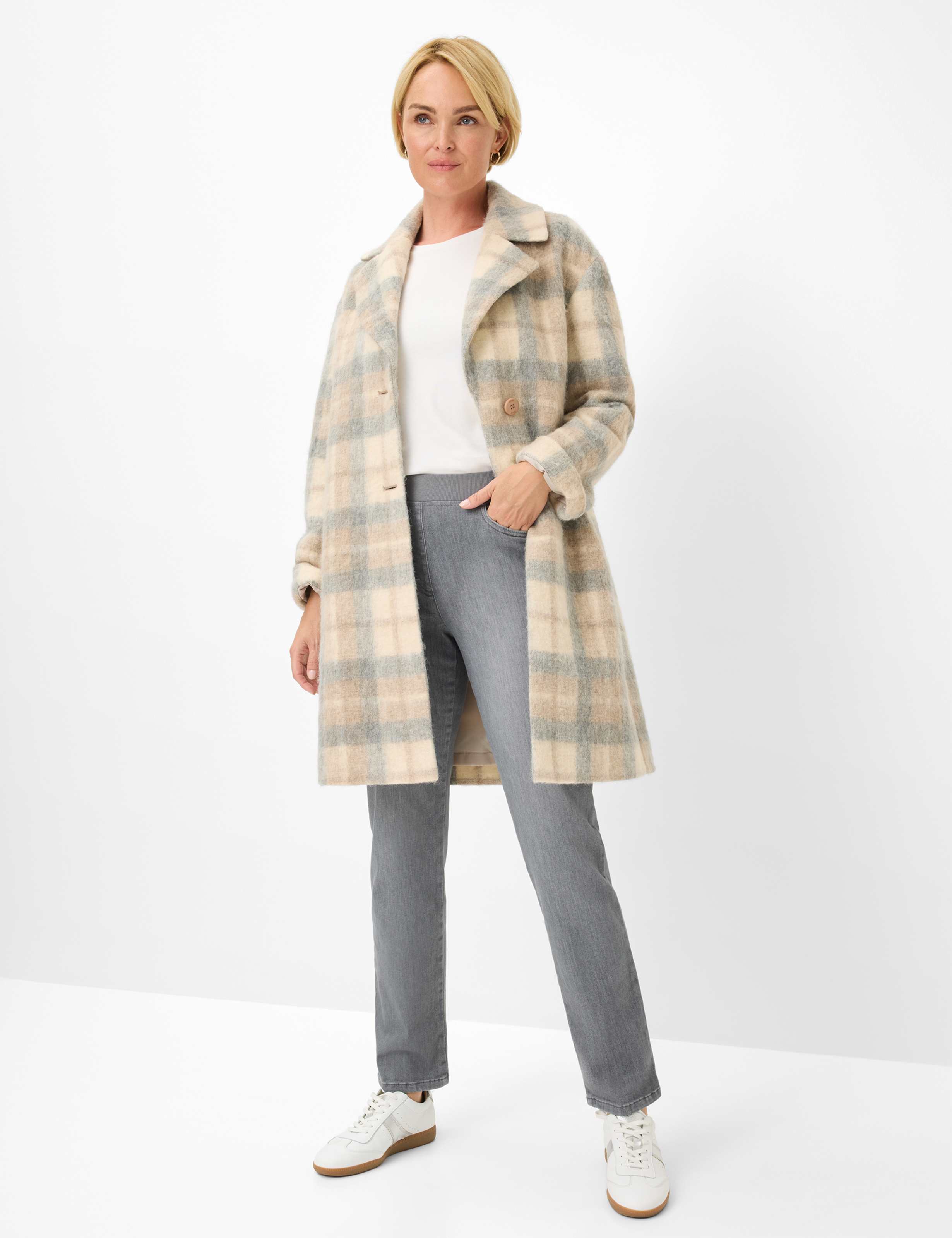 Femme Style CARINA Denim Gris Moyen Comfort Plus Fit Tenue du mannequin