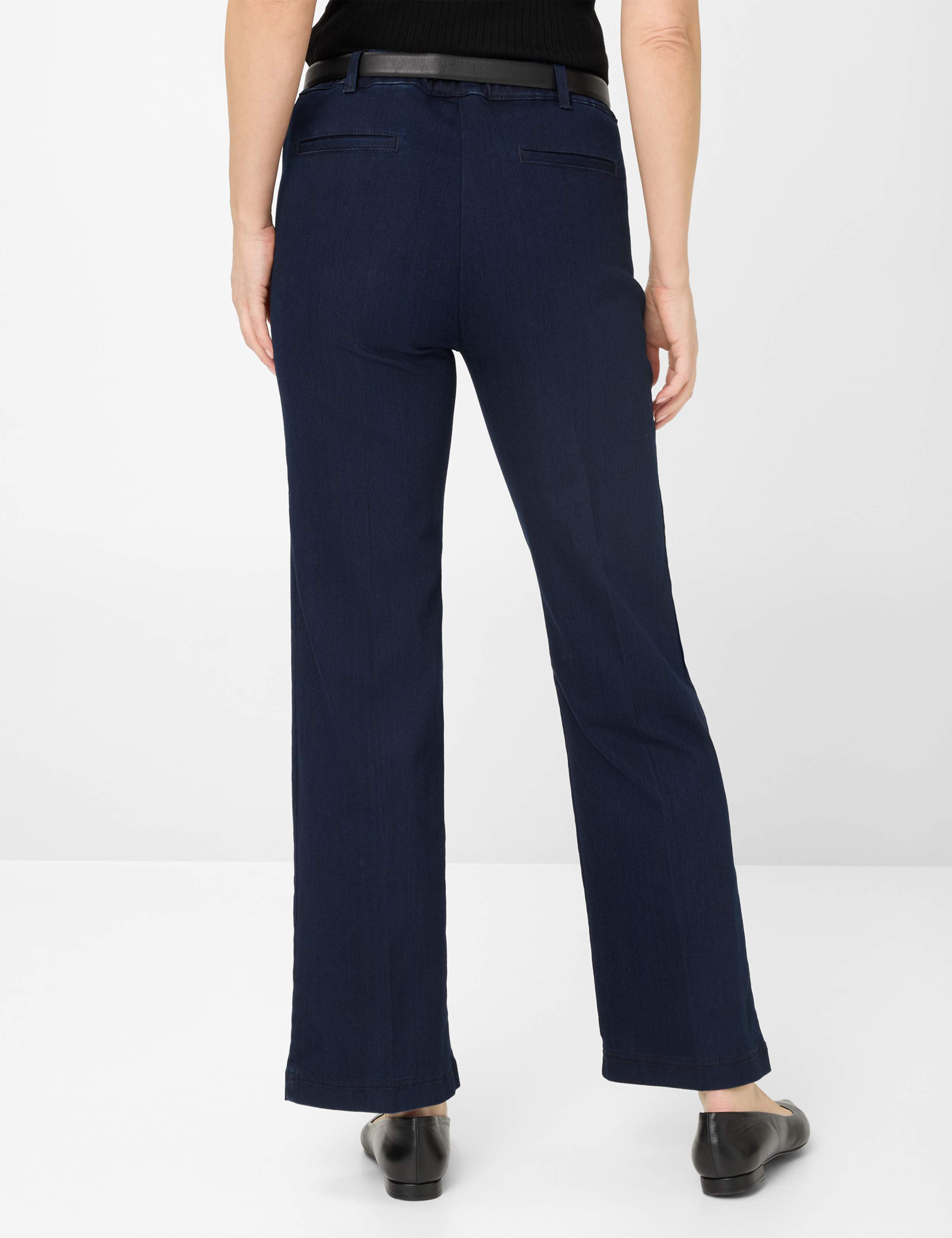 Damen Style PEGGY FLARED Denim Dunkelblau Slim Fit Model Rueck