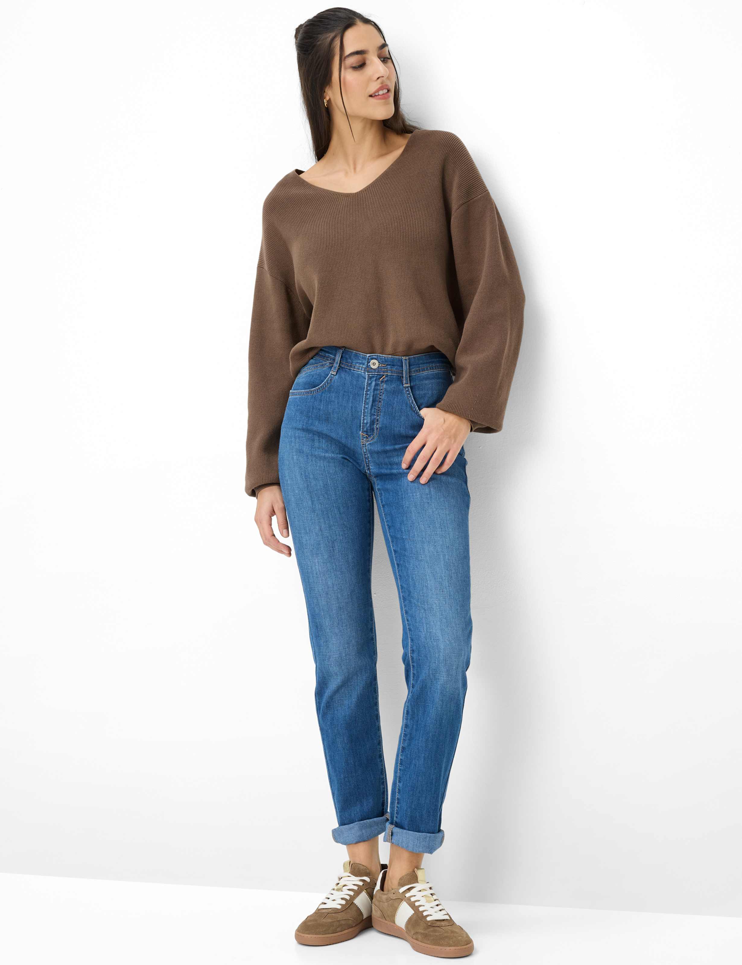 Women Style CAROLA Denim Blue Feminine Fit Model Outfit