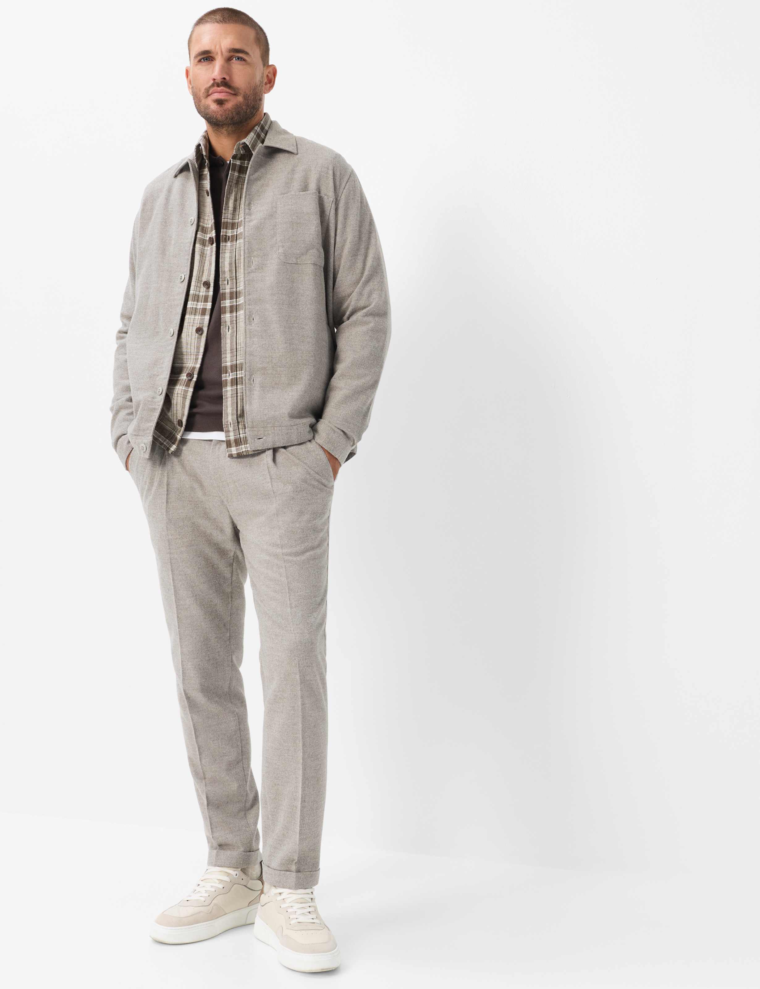 Heren Style TINO Lichtbruin – Taupe Tapered Fit Model outfit