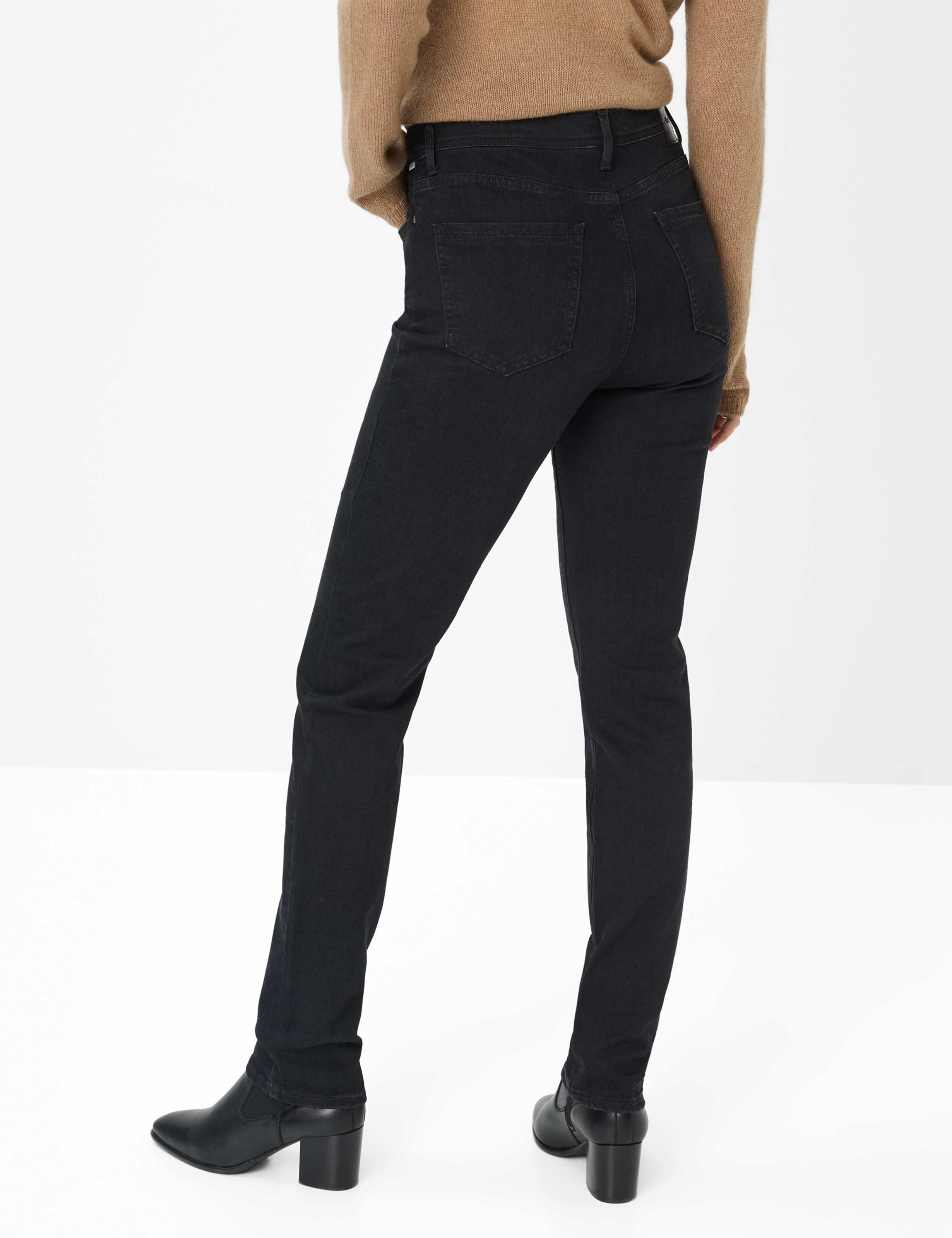 Damen Style CAROLA Denim Schwarz Feminine Fit Model Rueck