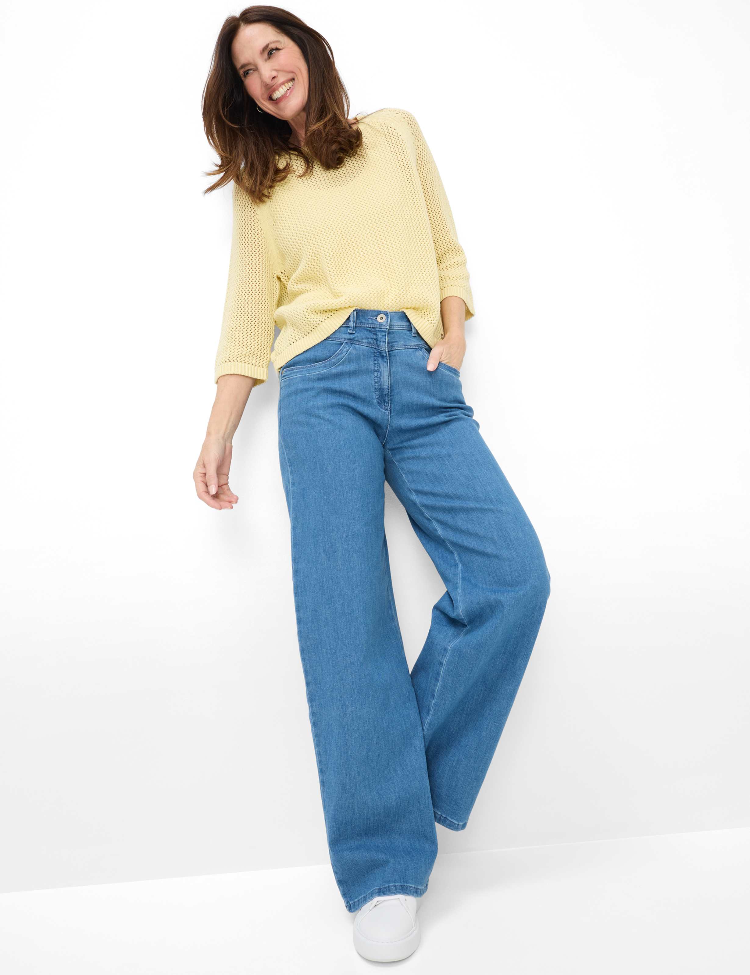 Damen Style LAURA FLARED Denim Hellblau Super Slim Fit Model Outfit