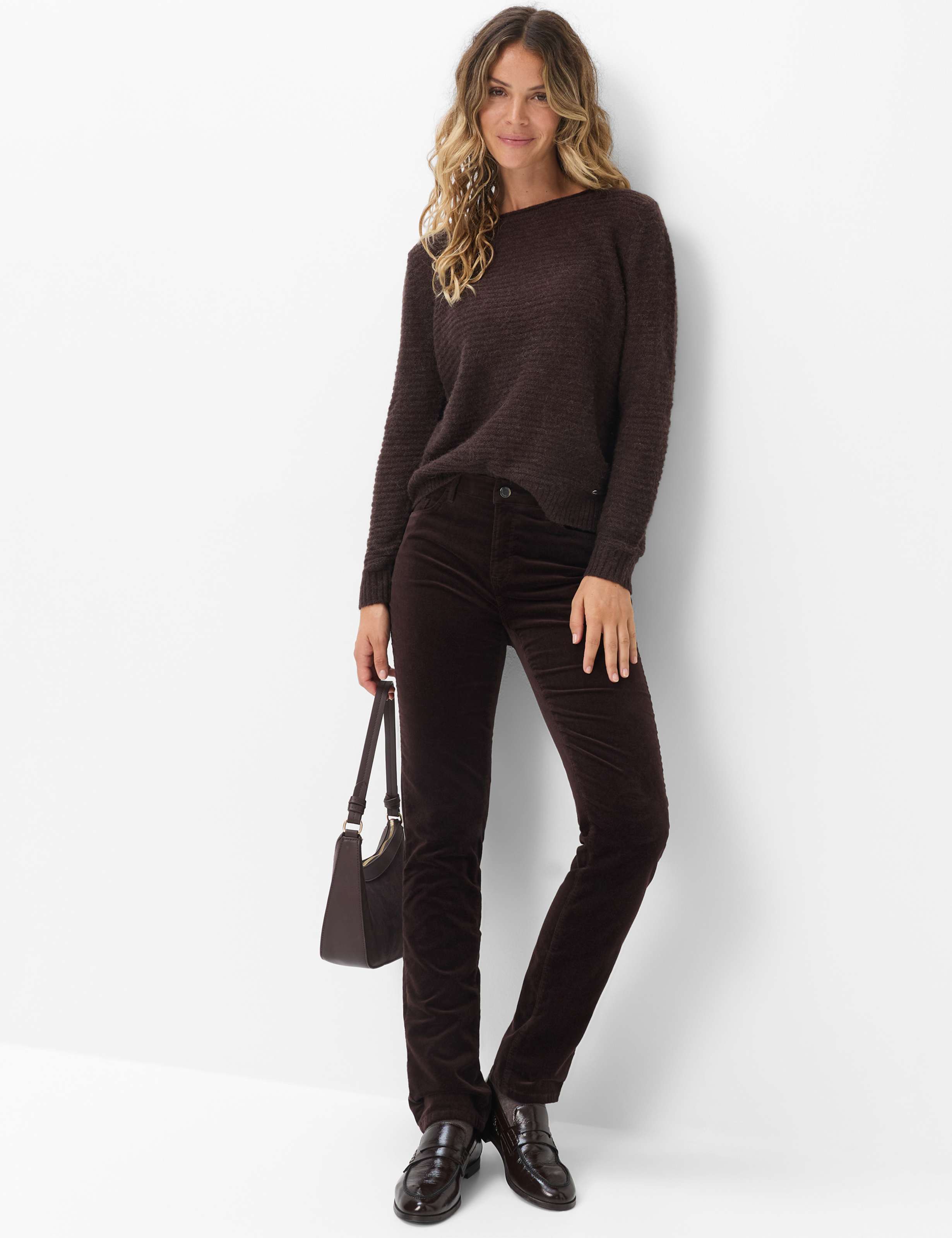 Femme Style MARY Marron Foncé Regular Fit Tenue du mannequin