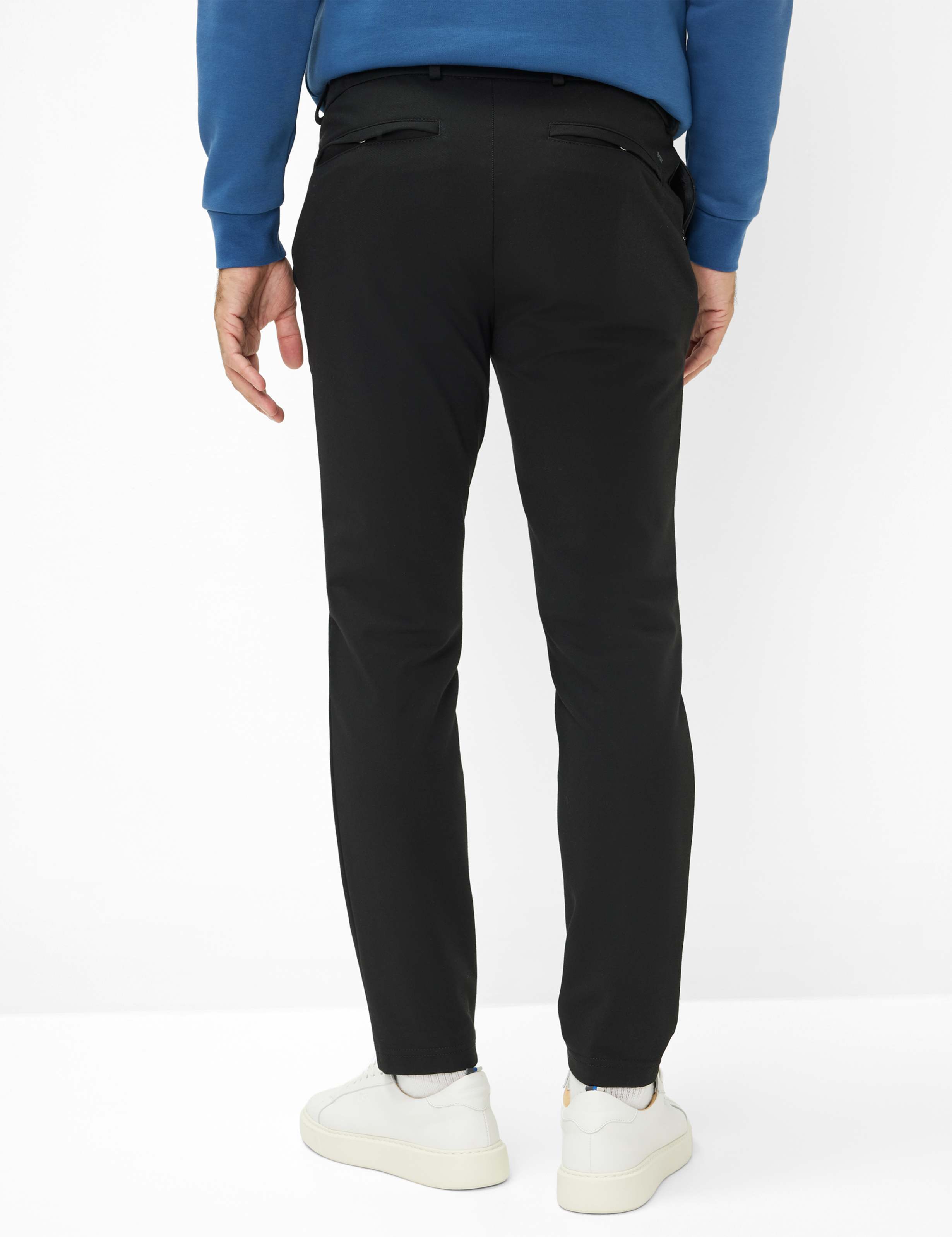 Herren Style SILVIO Schwarz Relaxed Fit Model Rueck