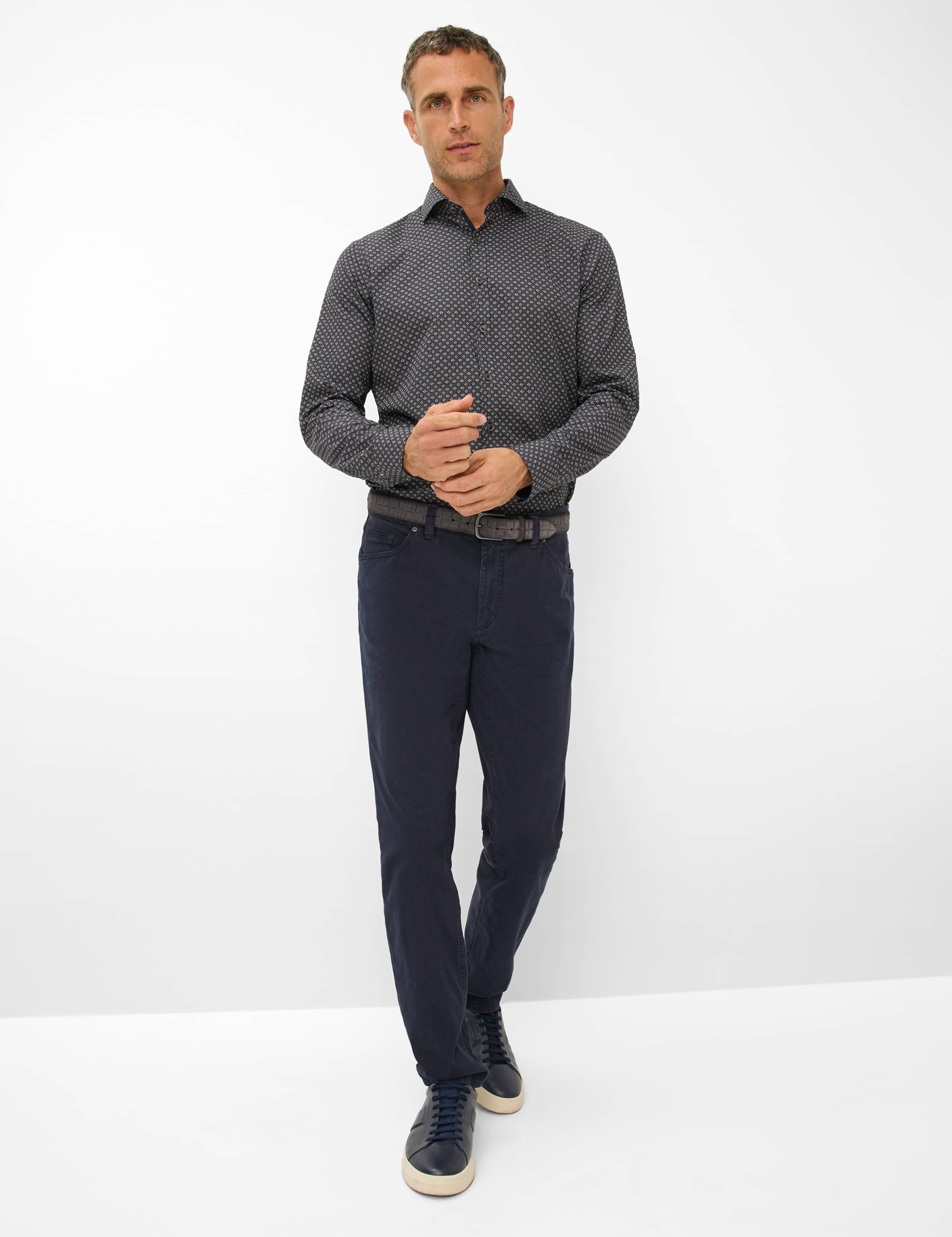 Herren Style LUKE Dunkelblau Modern Fit Model Outfit