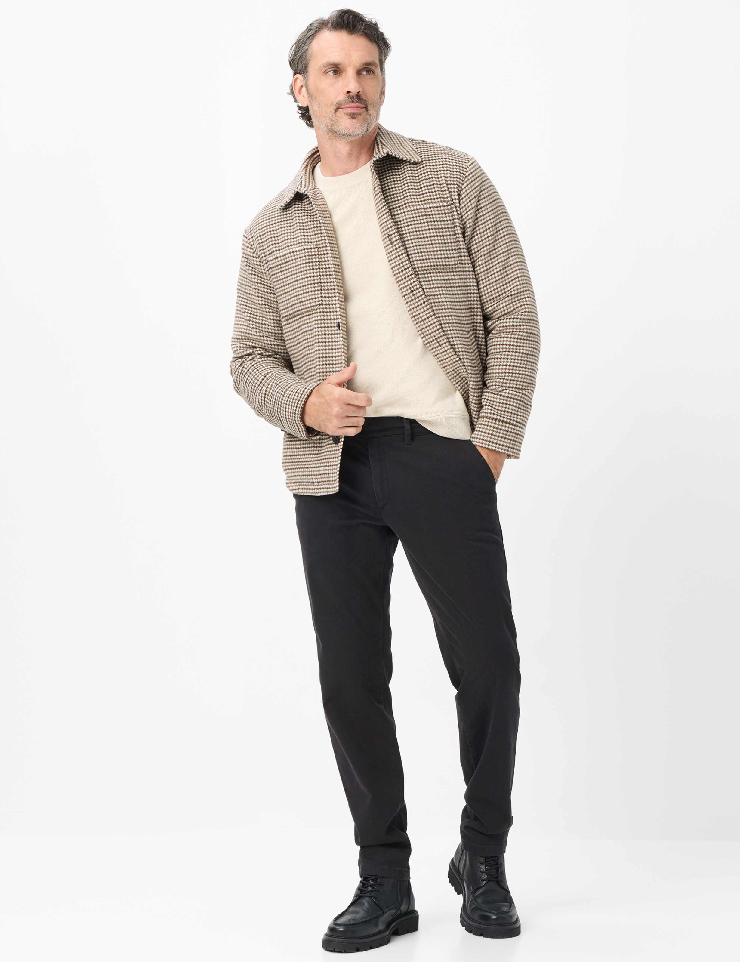 Homme Style JOHN Noir Modern Regular Fit Tenue du mannequin