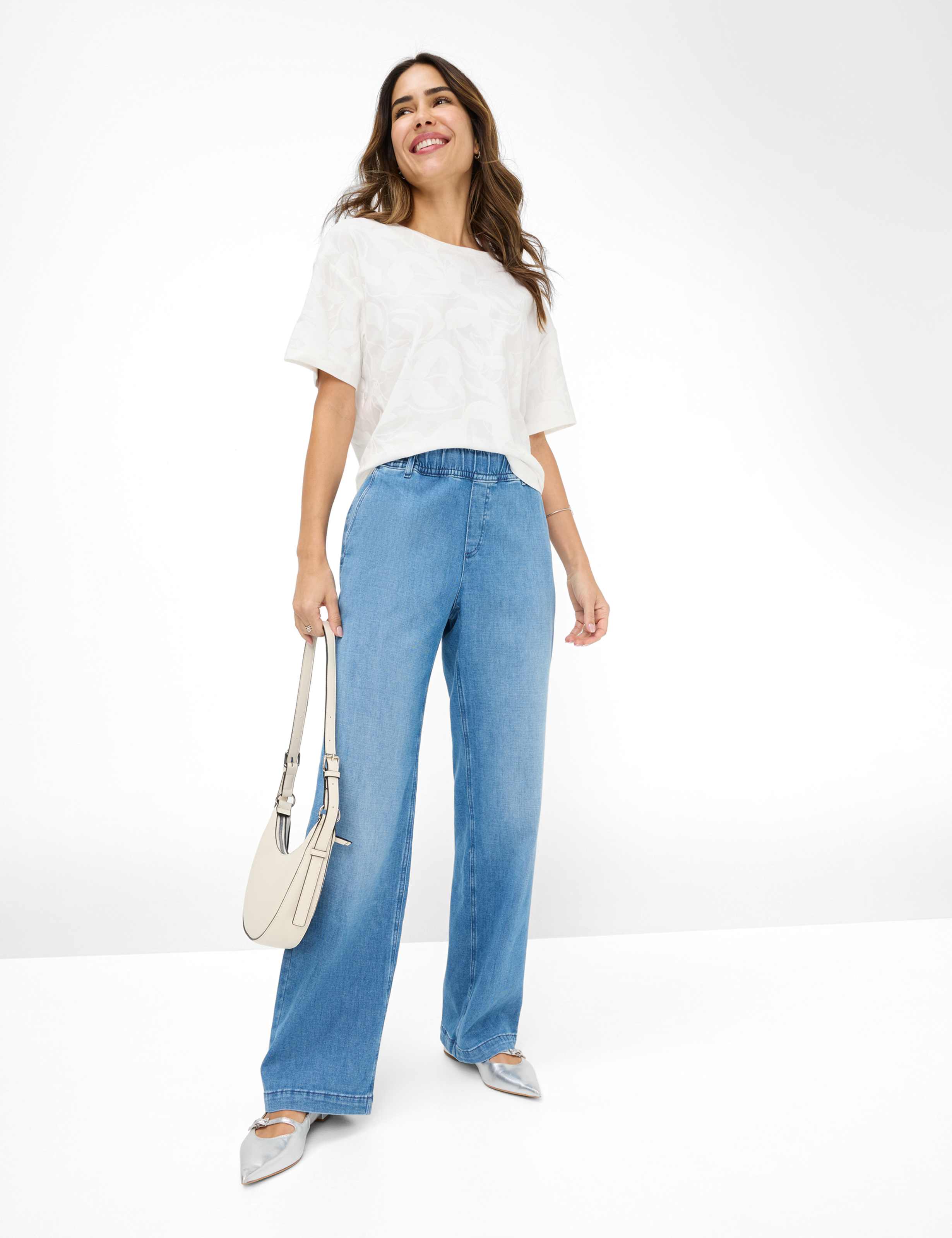 Women Style CALLY Cream White  Model Outfit