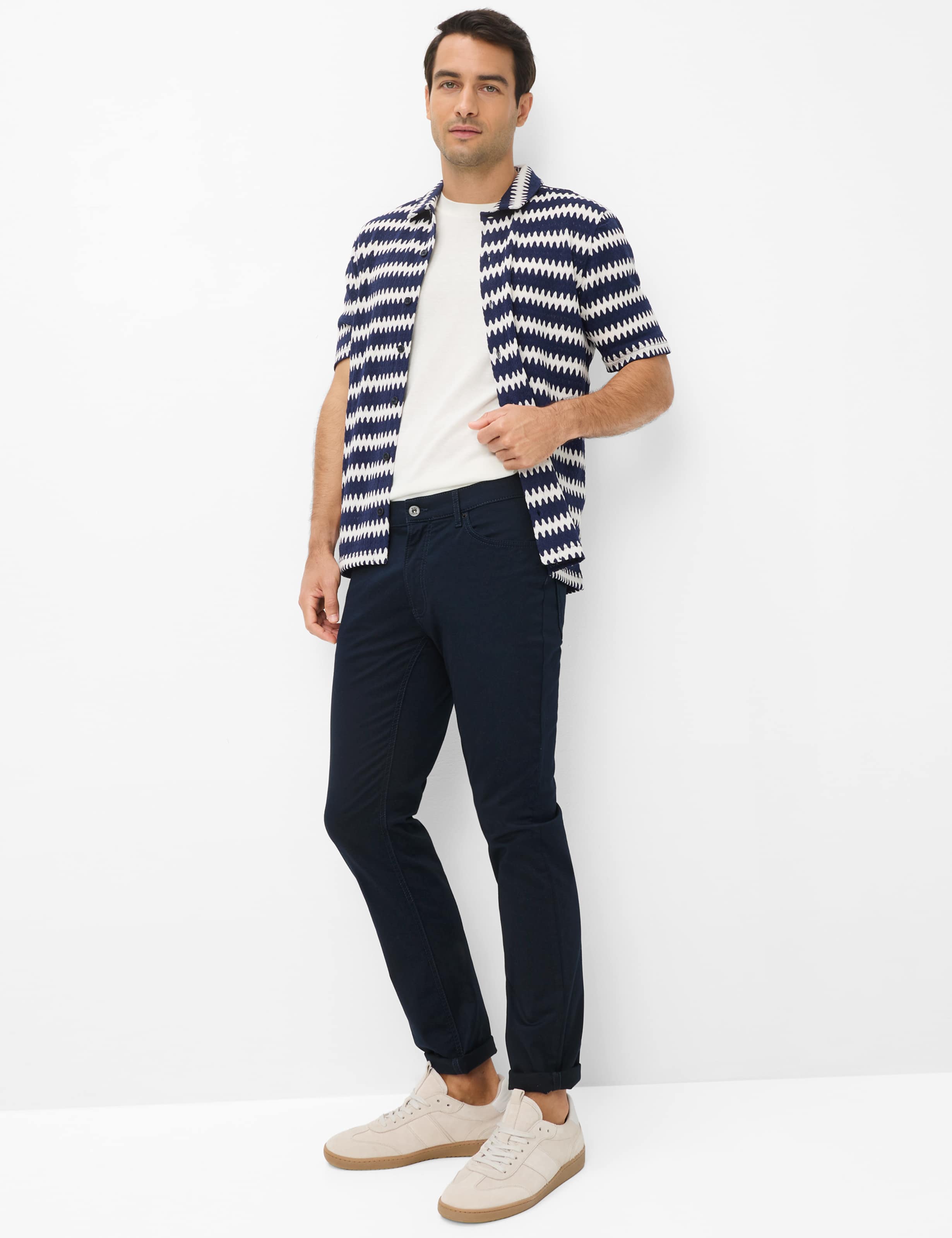 Men Style CHUCK Dark Blue Modern Fit Model Outfit