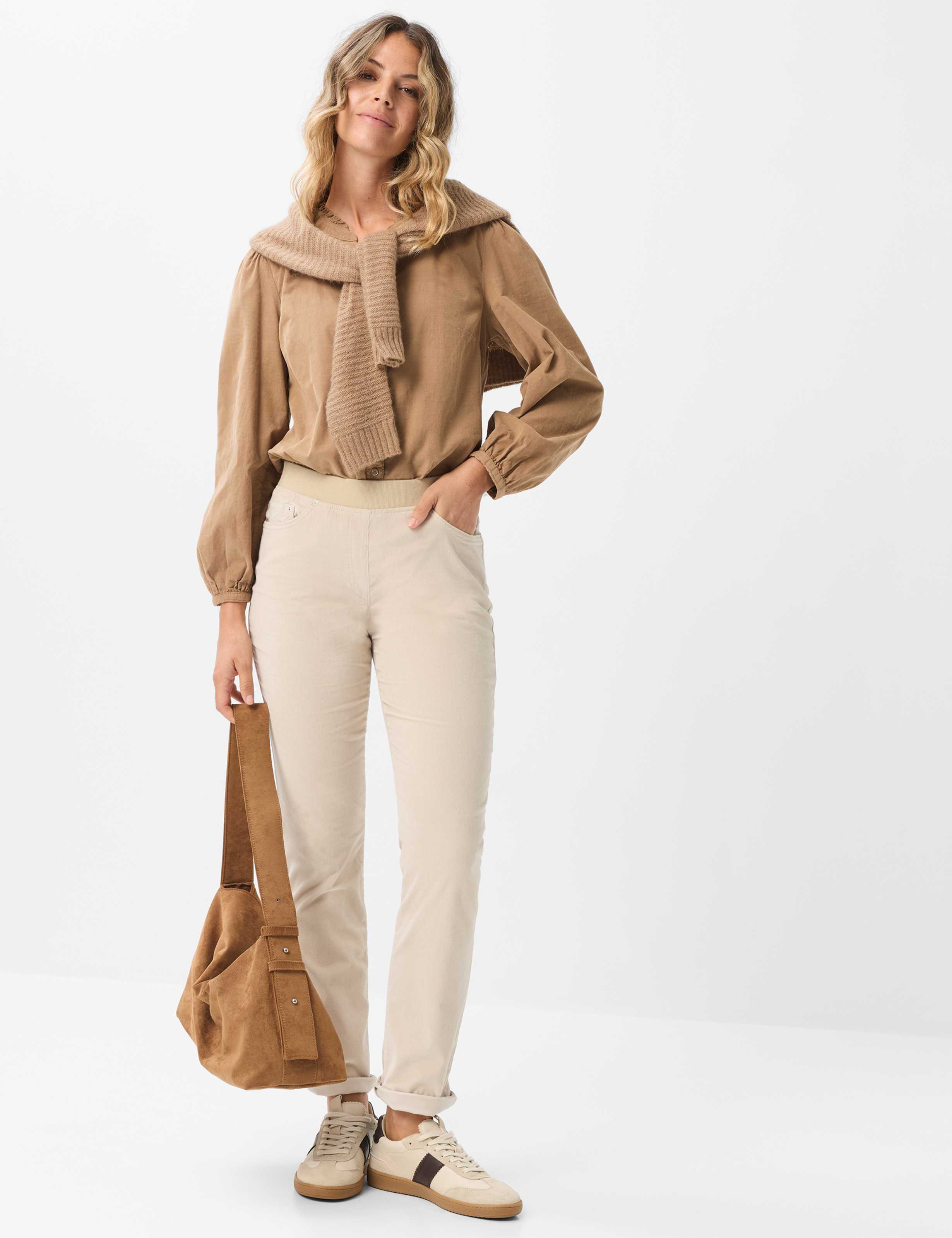 Dames Style PAMINA Beige Slim Fit Model outfit