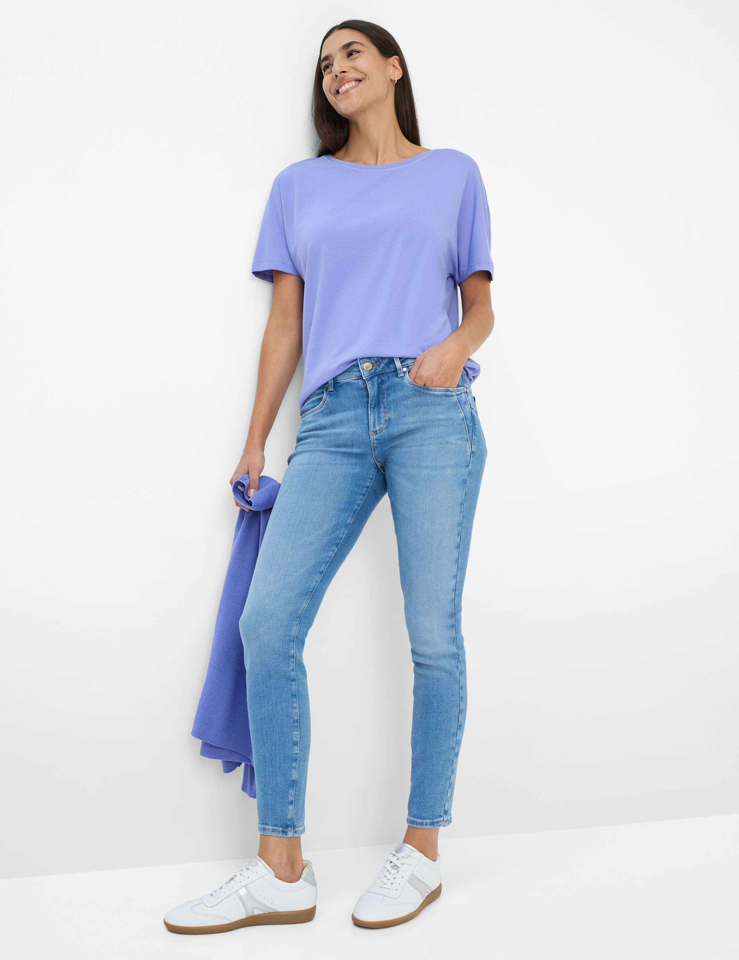 Damen Style ANA Denim Hellblau Skinny Fit Model Outfit