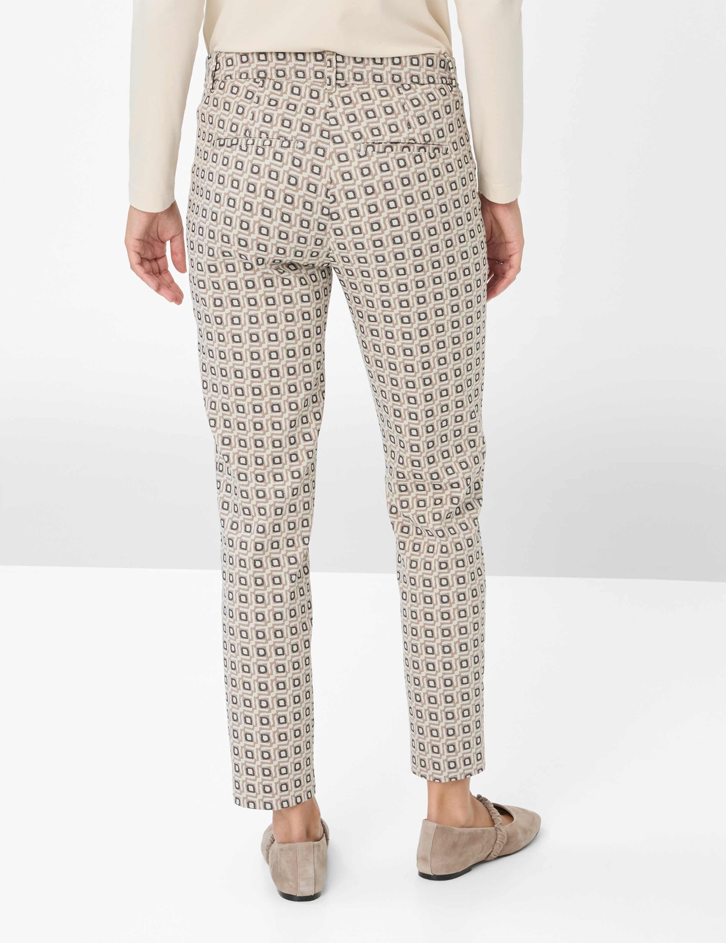 Damen Style MARON S Hellbeige Regular Fit Model Rueck