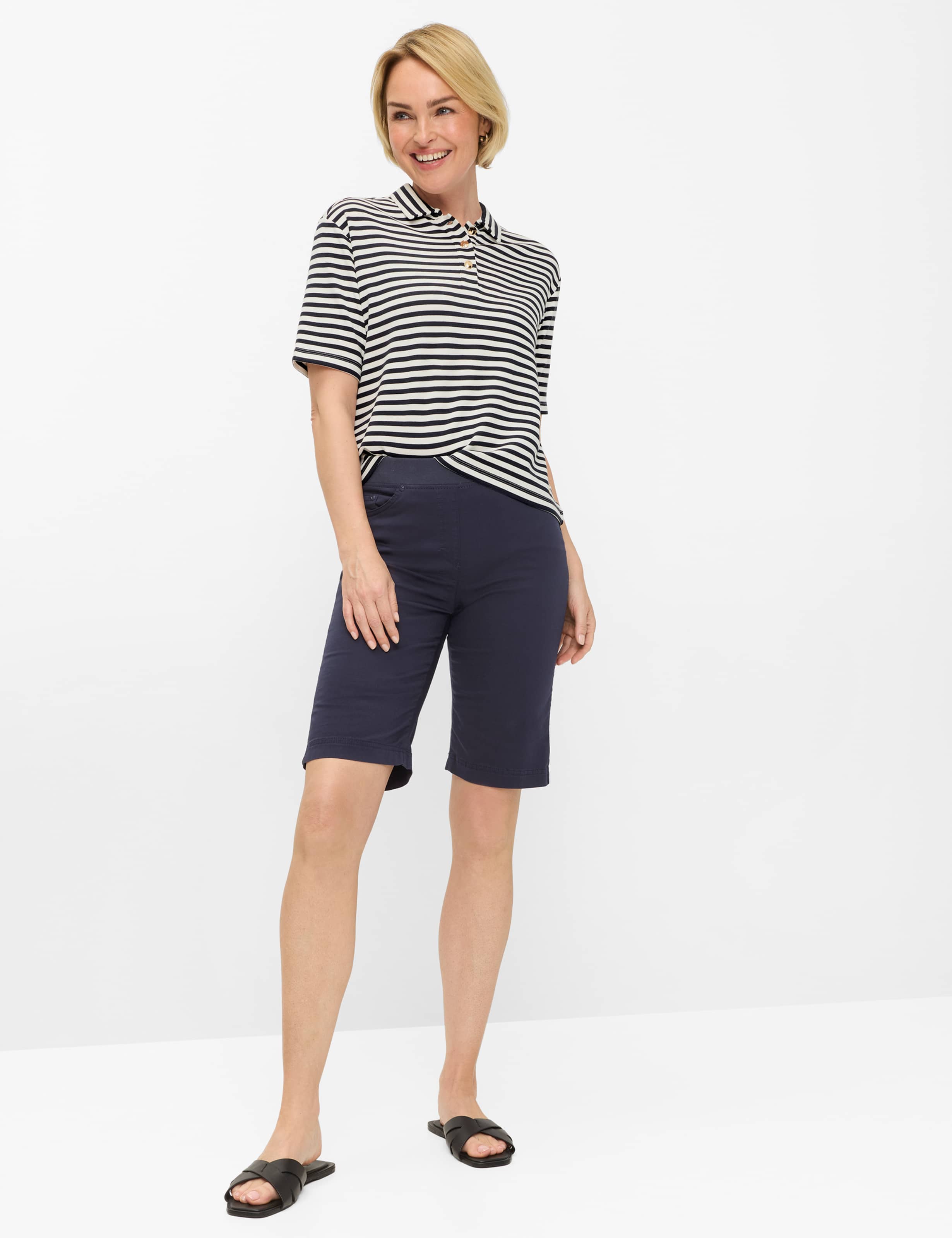 Femme Style PAMINA BERMUDA Bleu Foncé Slim Fit Tenue du mannequin