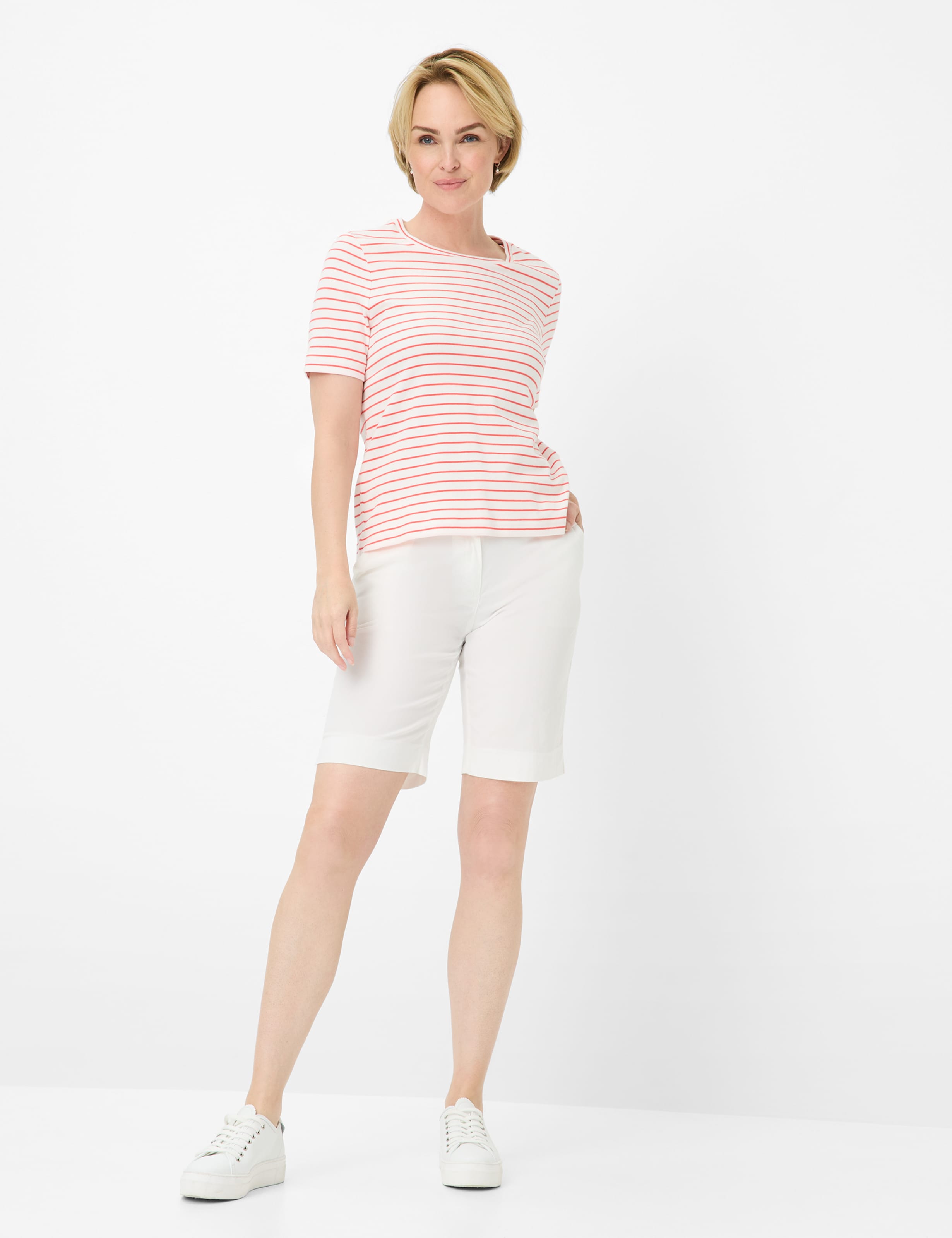 Femme Style MIA B Blanc Crème Regular Fit Tenue du mannequin