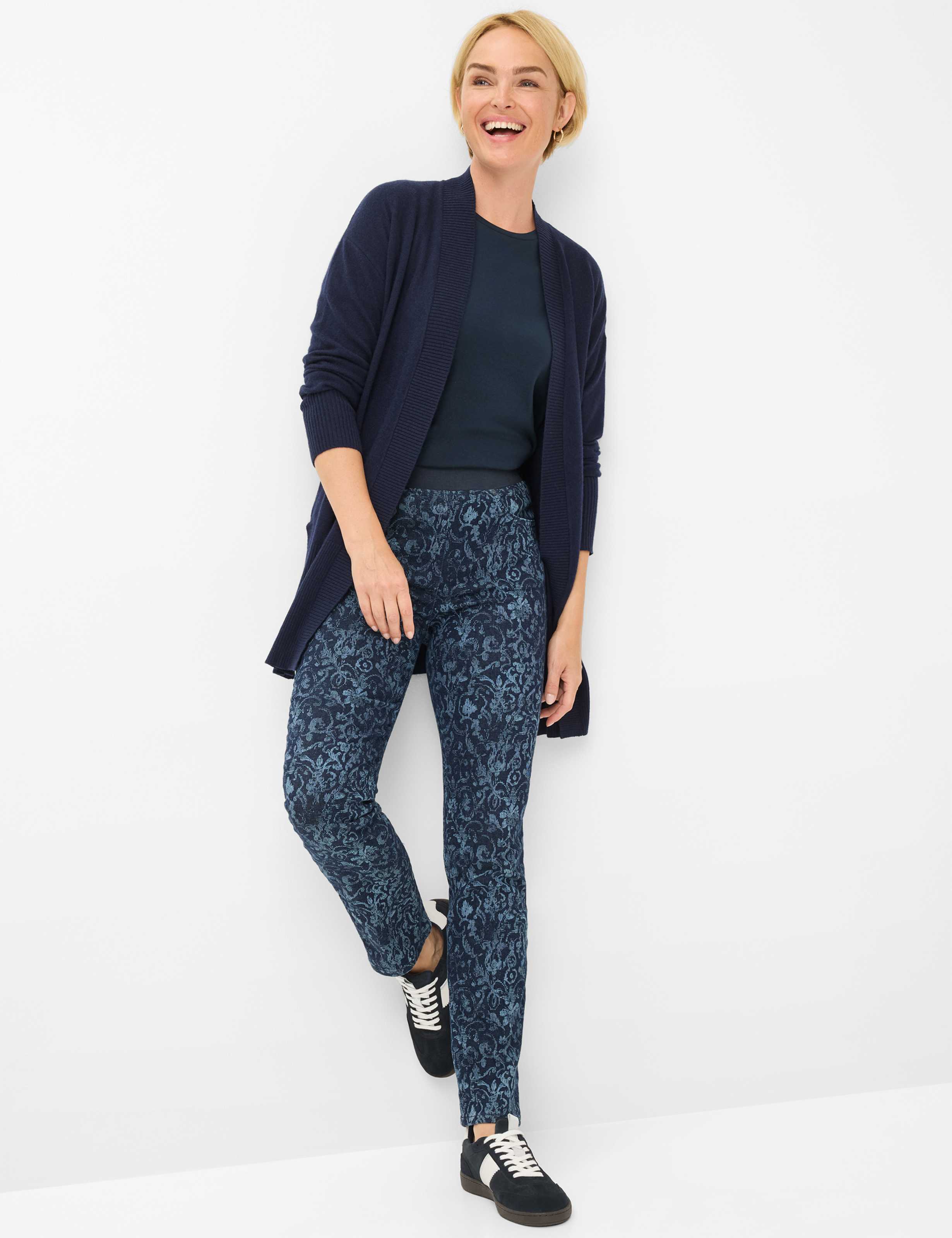 Femme Style PAMINA Denim Bleu Foncé Slim Fit Tenue du mannequin