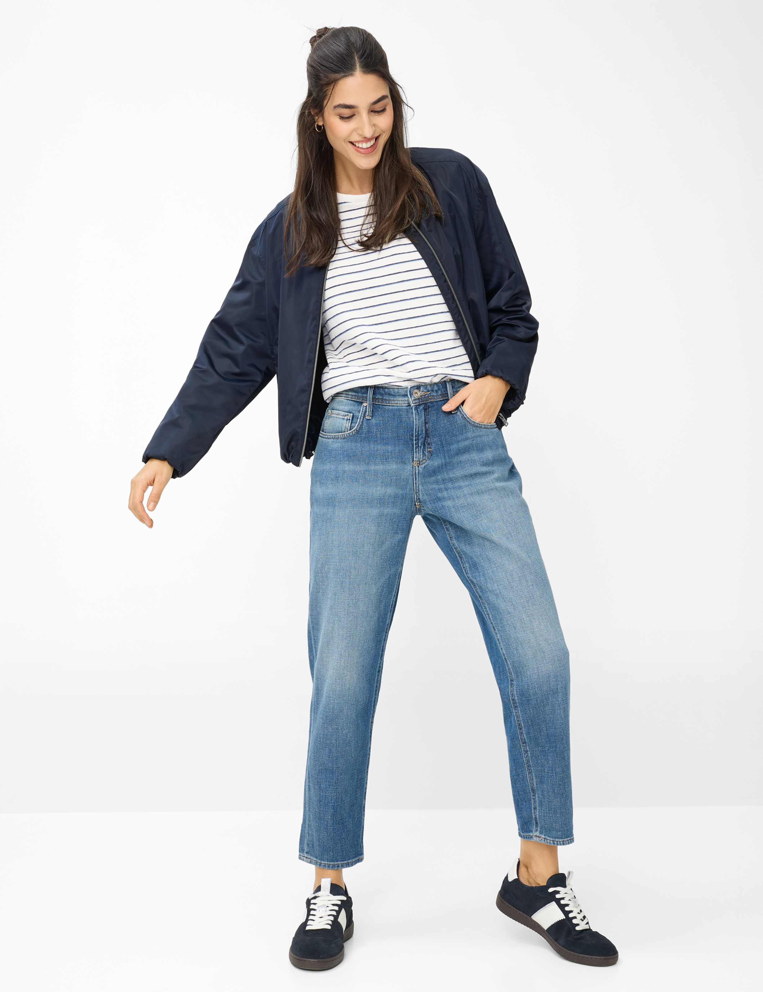 Femme Style MILEY S Denim Bleu Tapered Fit Tenue du mannequin