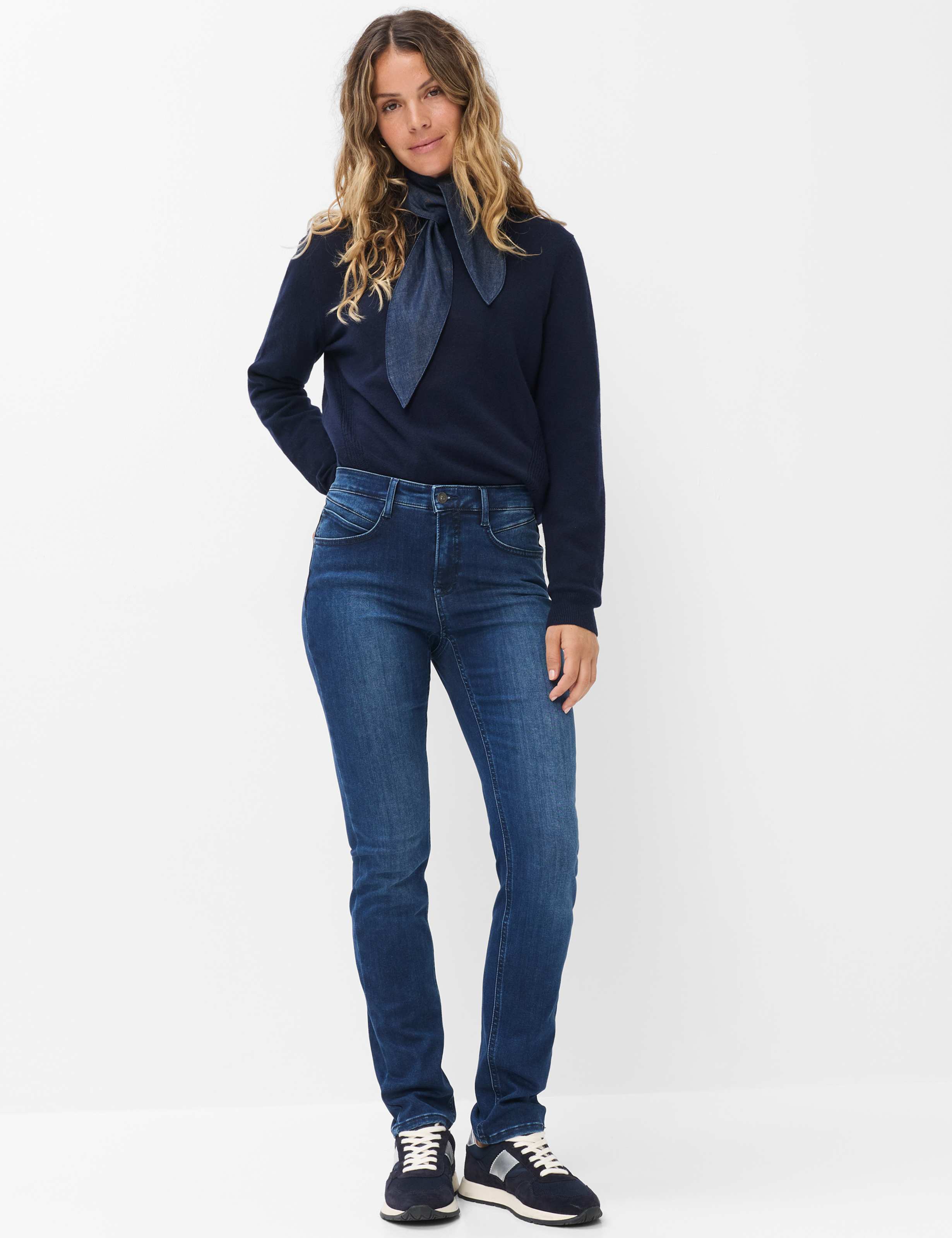 Dame Style CAROLA Denim Blå Regular Feminine Fit Model Outfit