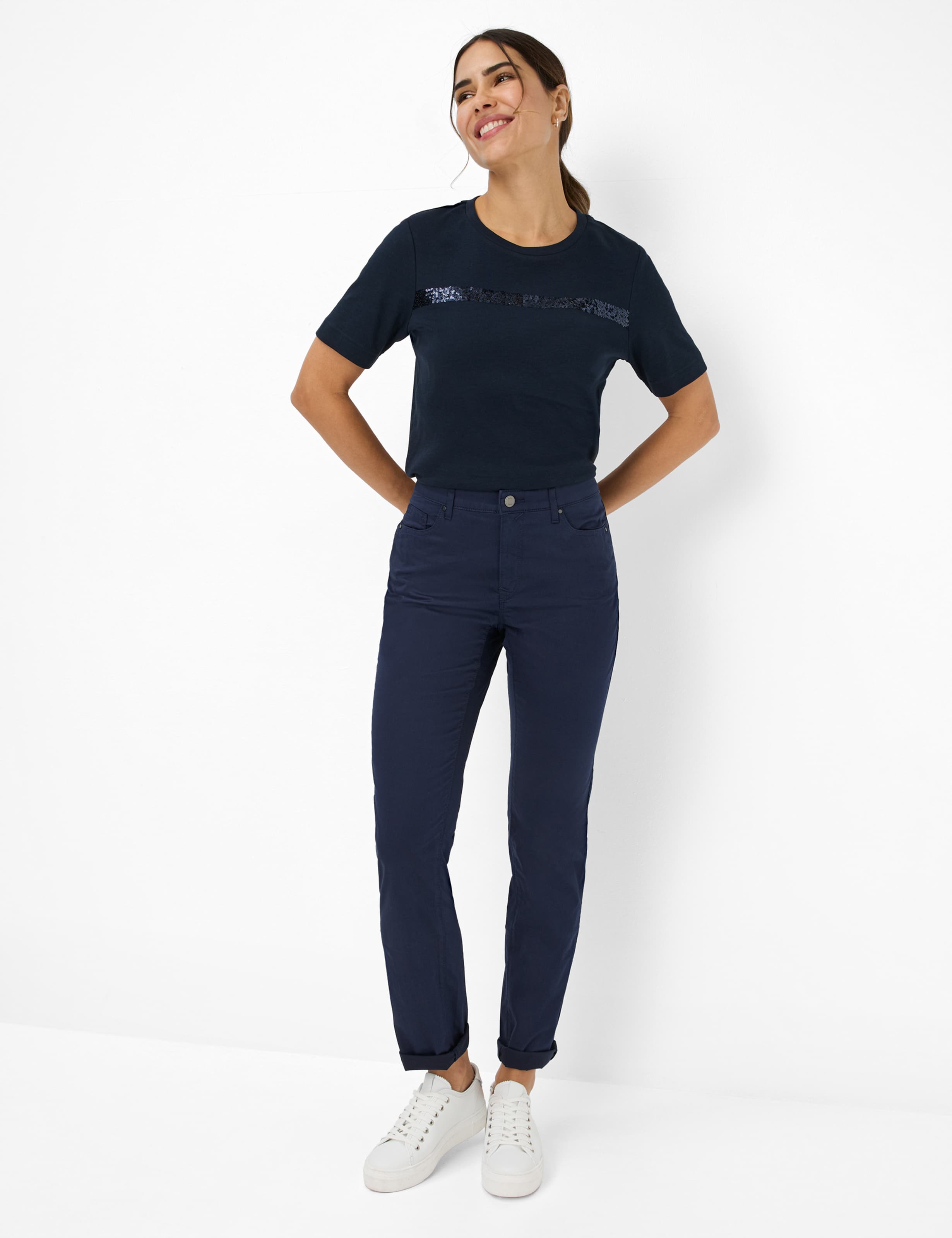 Femme Style MARY Bleu Foncé Regular Fit Tenue du mannequin
