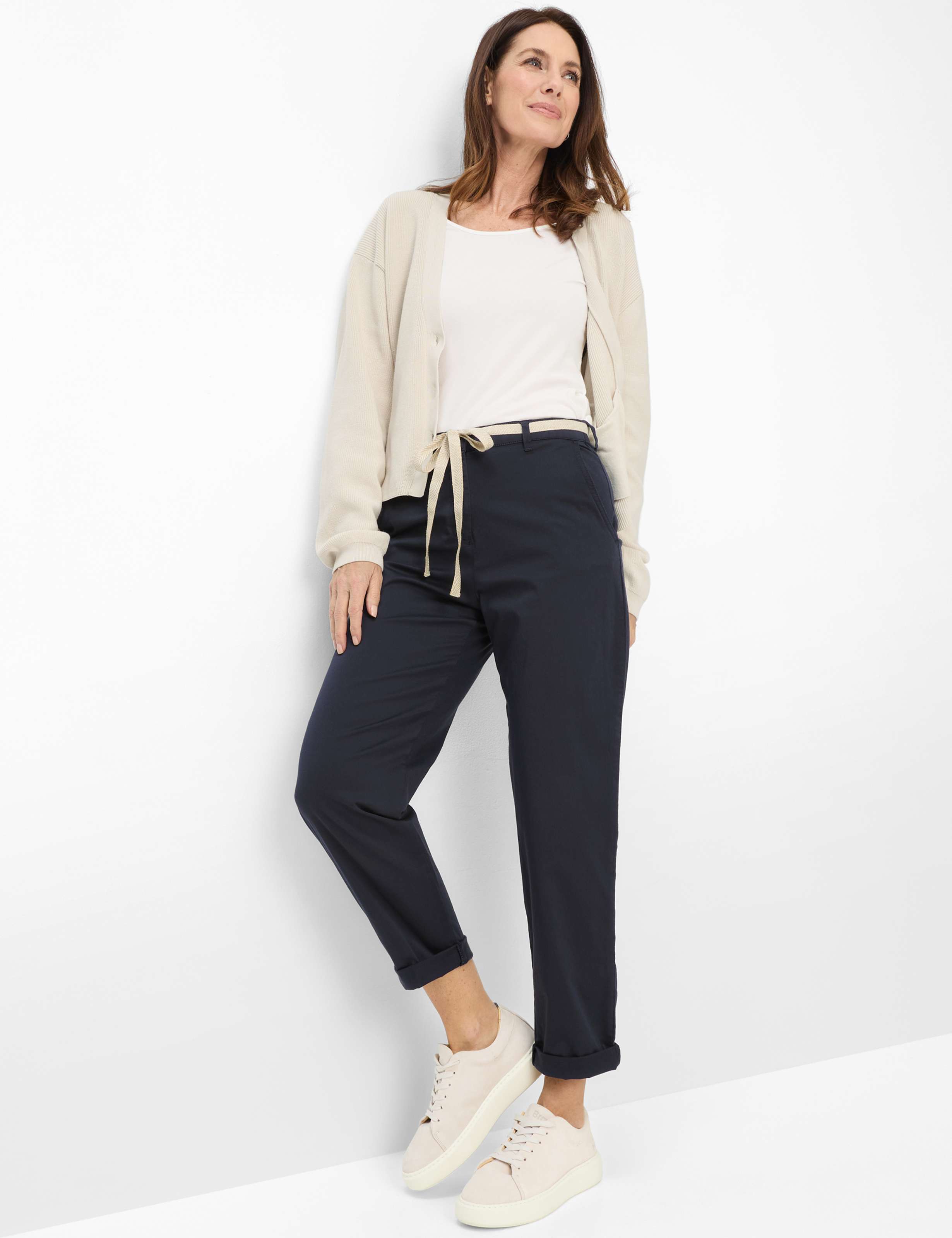 Femme Style CARRIE Bleu Foncé Comfort Plus Fit Tenue du mannequin