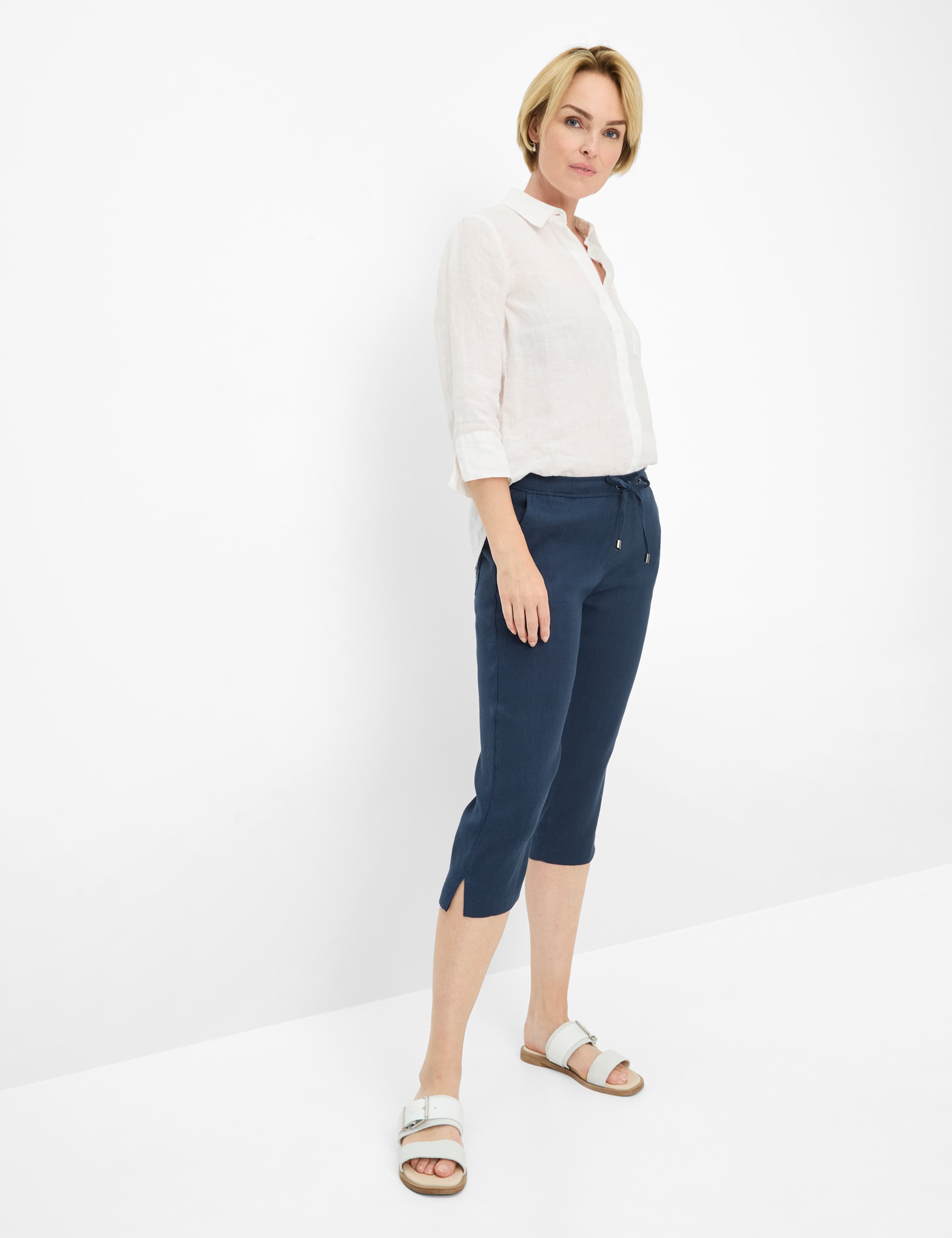 Damen Style PHILIPPA CAPRI Dunkelblau Slim Fit Model Outfit