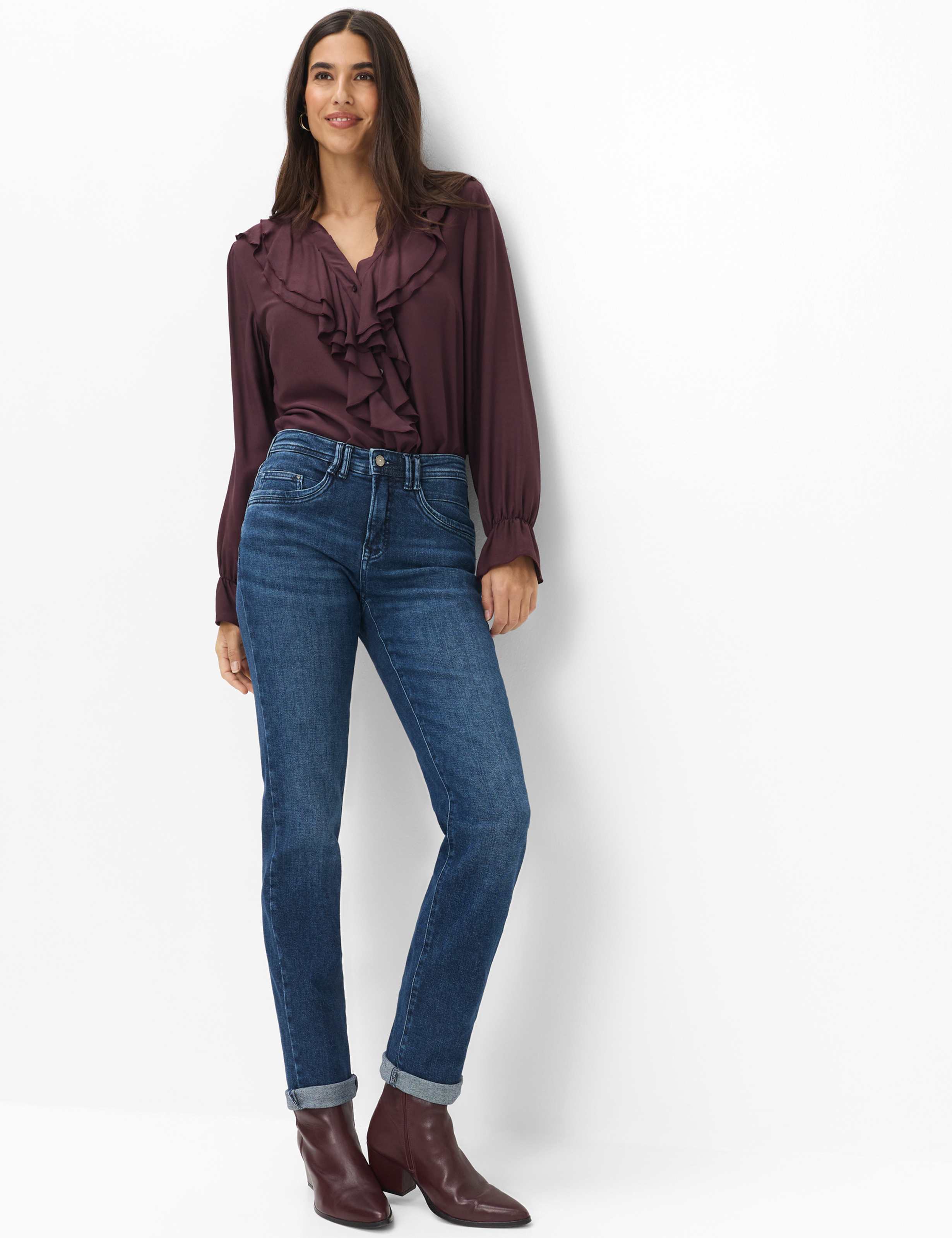 Women Style CAROLA Denim Blue Regular Feminine fit Model Outfit