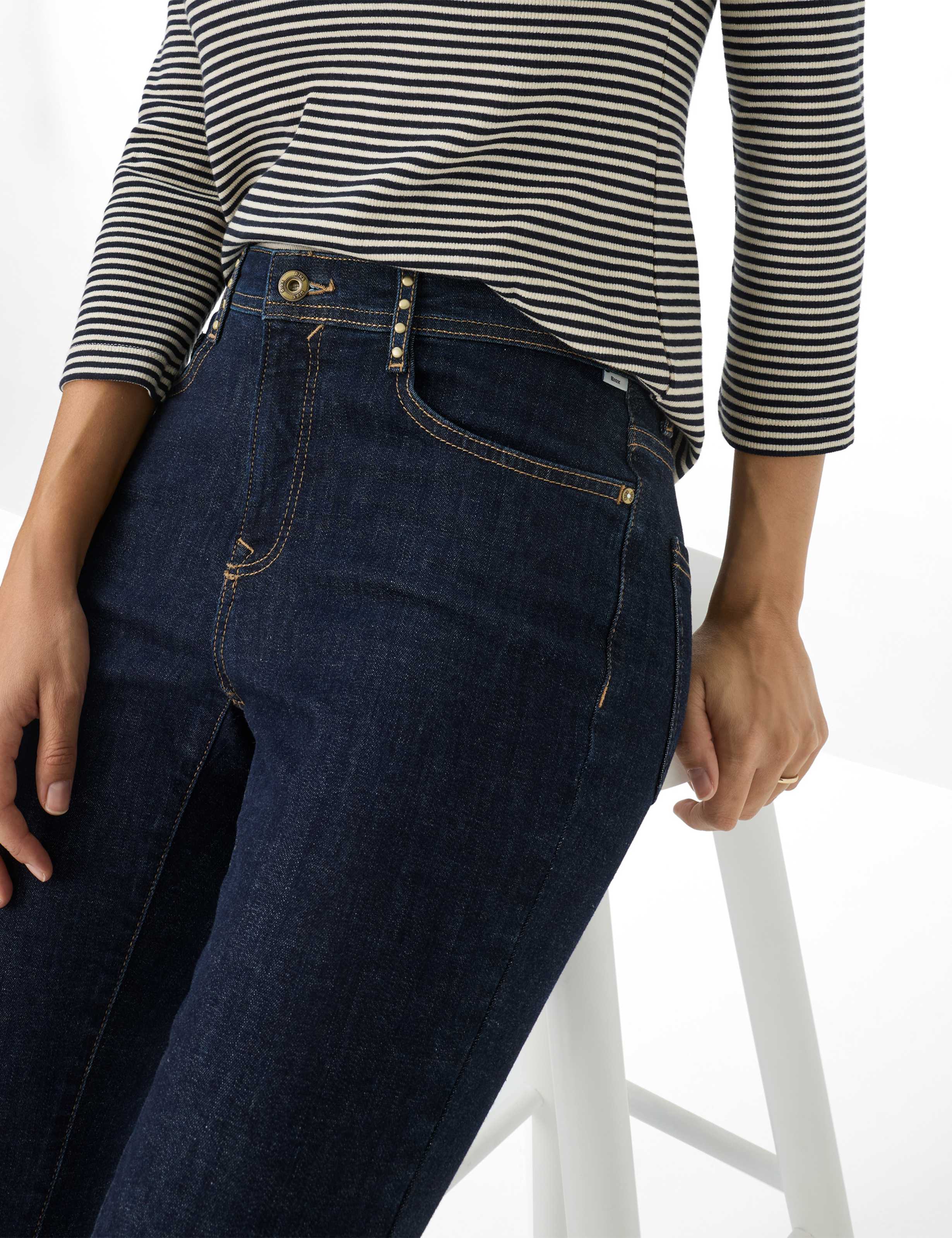 Women Style CAROLA Denim Dark Blue Feminine Fit Detail 1