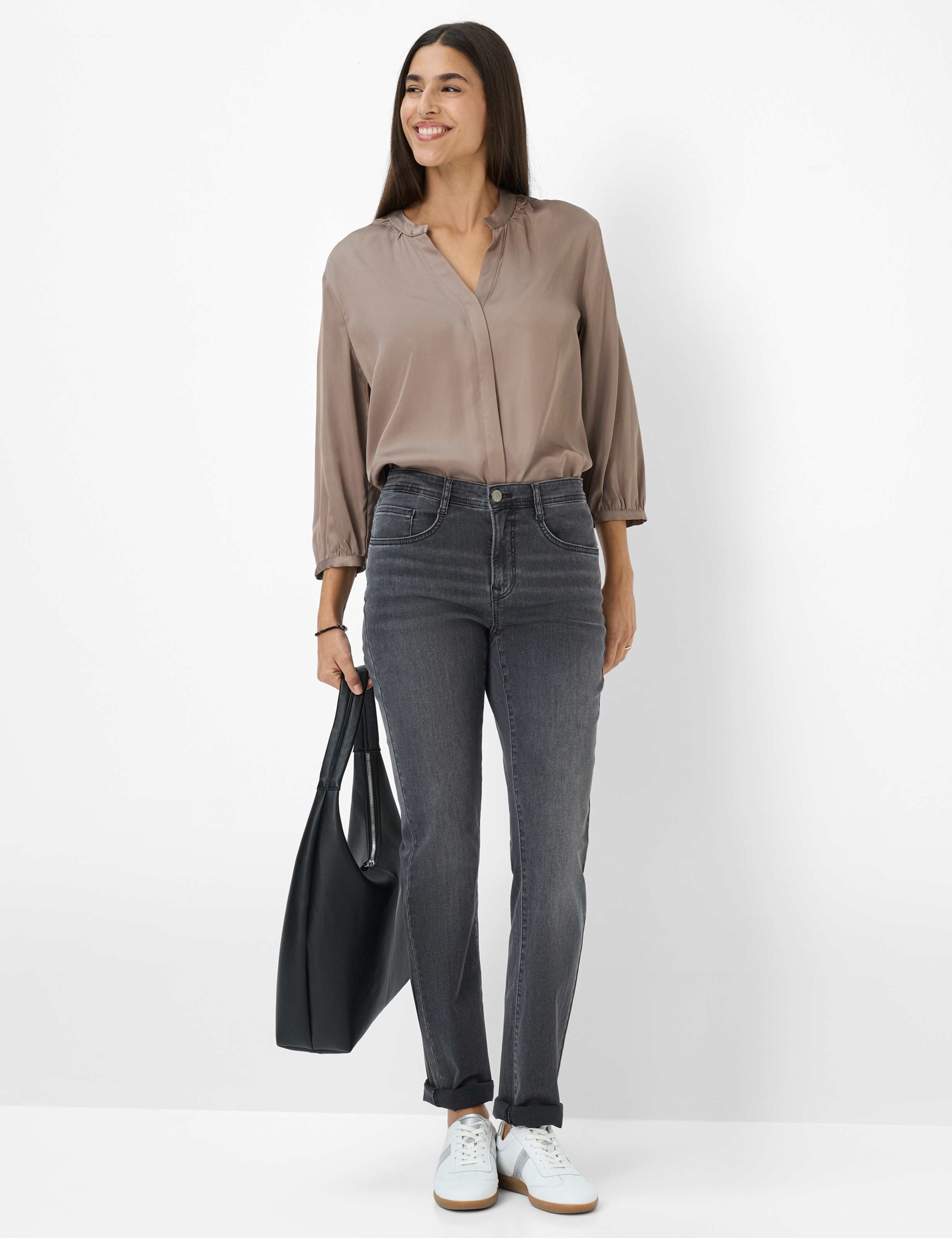Damen Style CAROLA Denim Dunkelgrau Feminine Fit Model Outfit