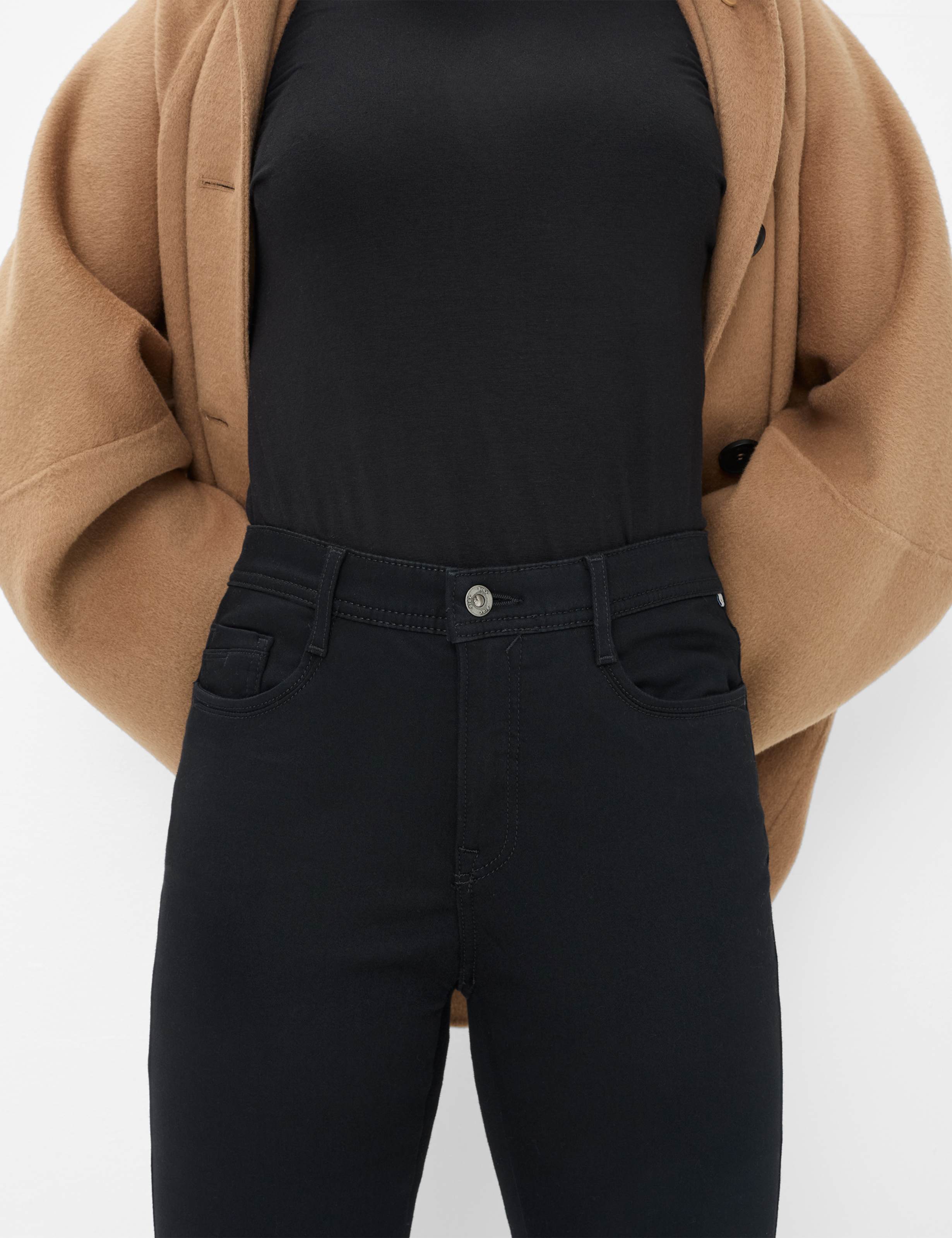 Damen Style CAROLA Schwarz Feminine Fit Detail 1