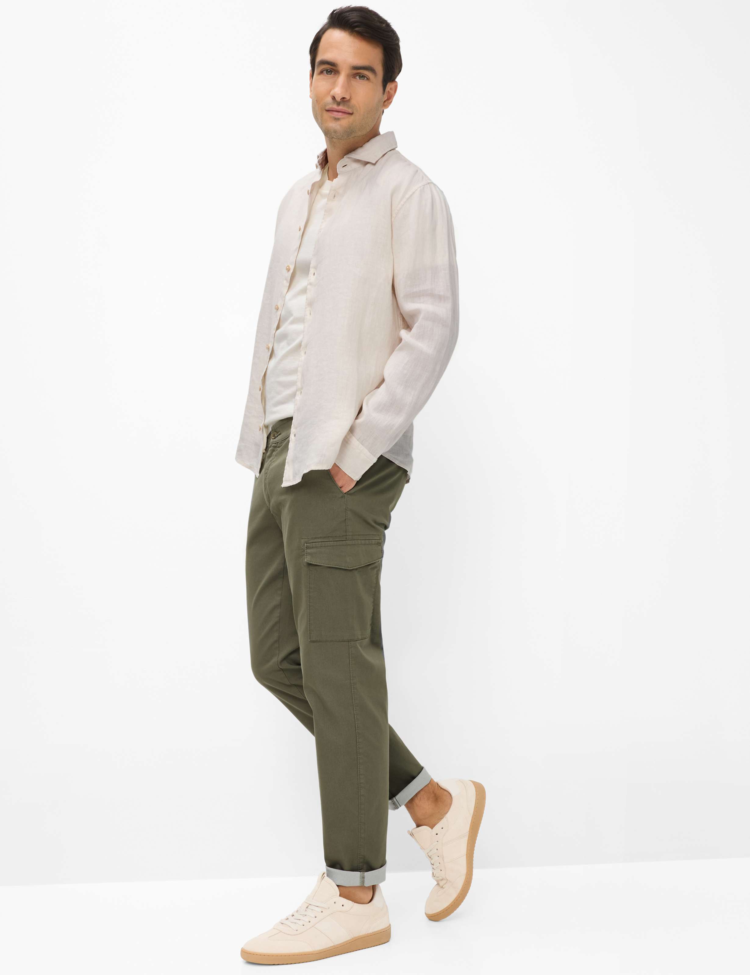 Homme Style PHIL Vert - Olive Tapered Fit Tenue du mannequin