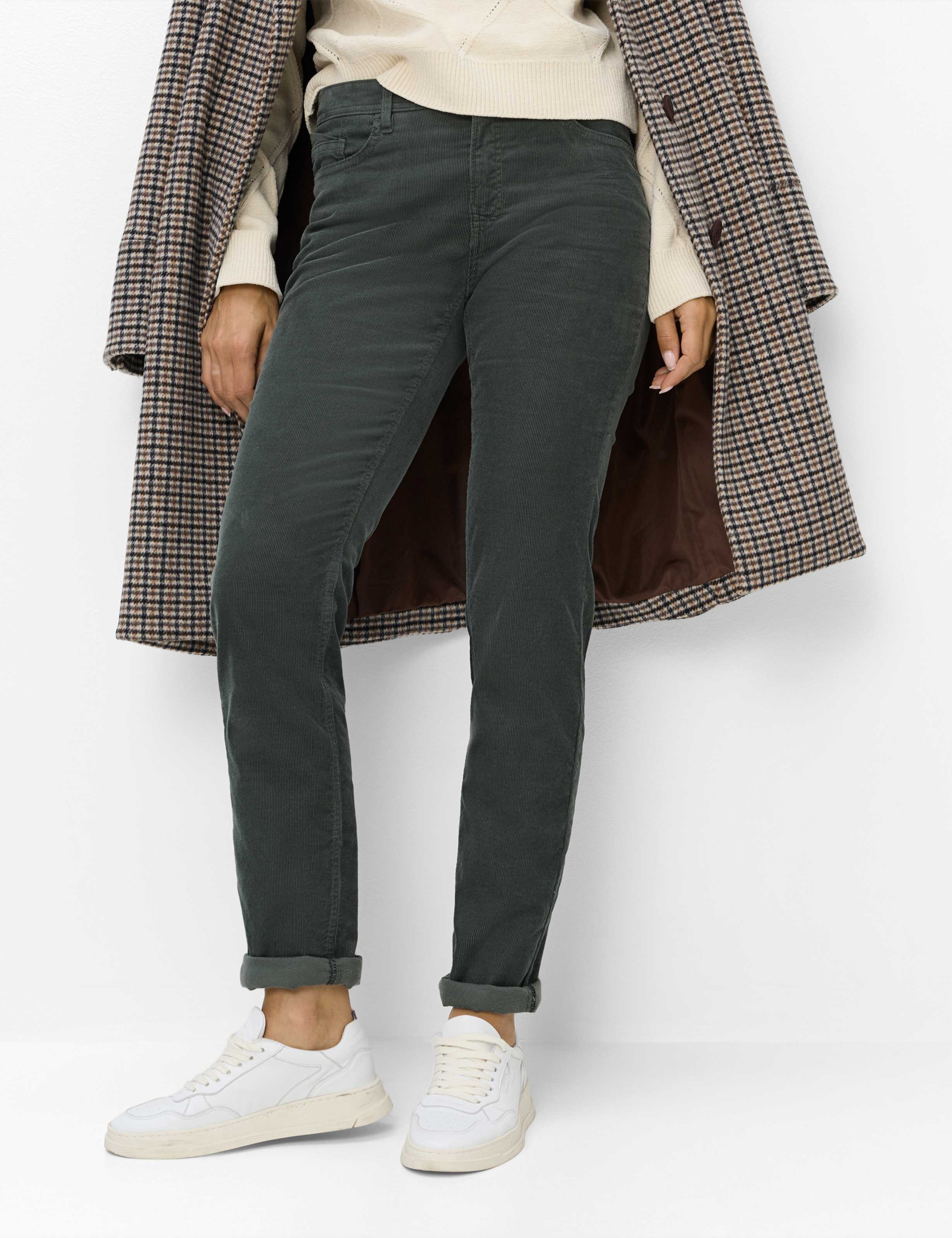 Damen Style CAROLA Dunkelgrün Feminine Fit Model Front