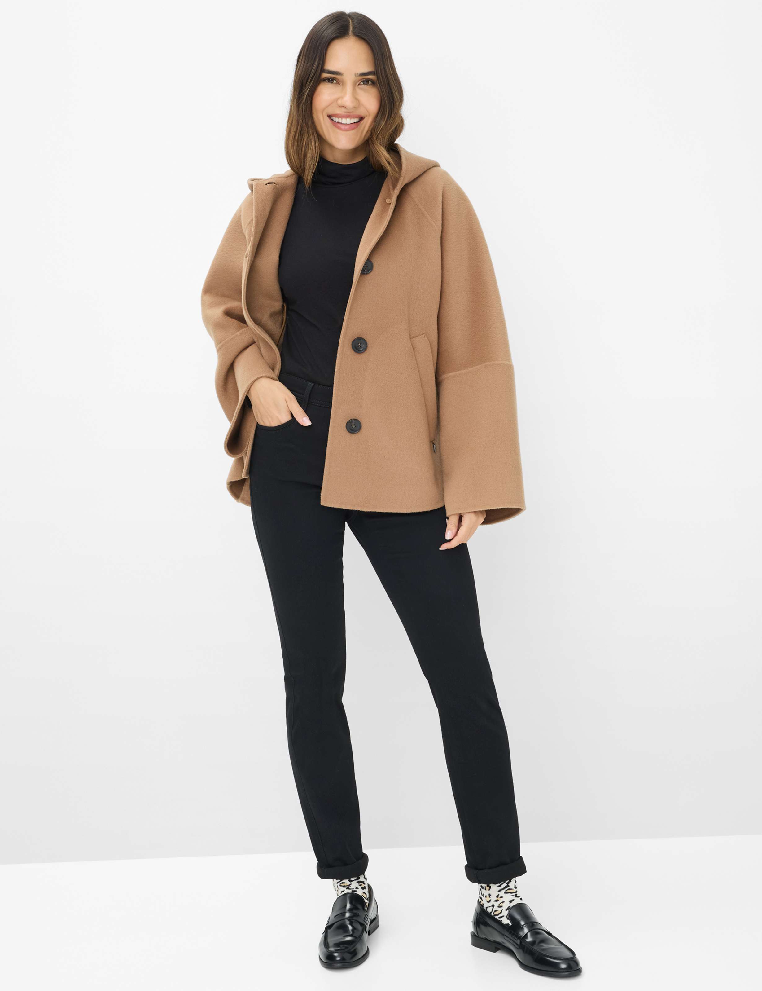 Damen Style CAROLA Schwarz Feminine Fit Model Outfit
