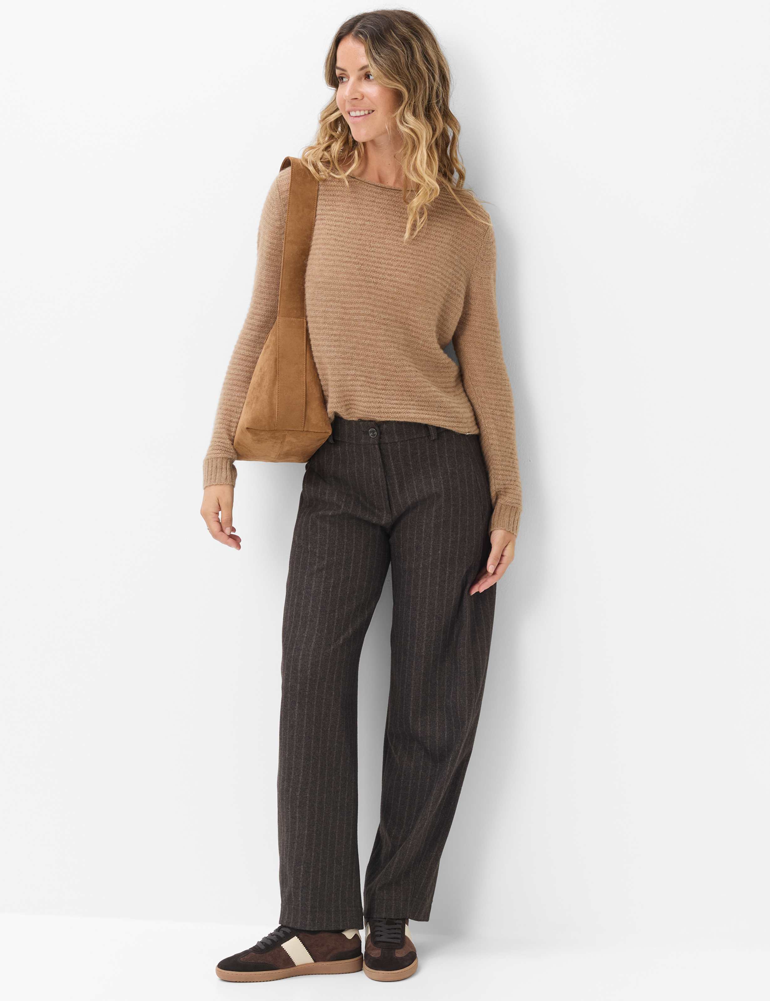 Femme Style PEGGY O Marron Foncé Slim Fit Tenue du mannequin