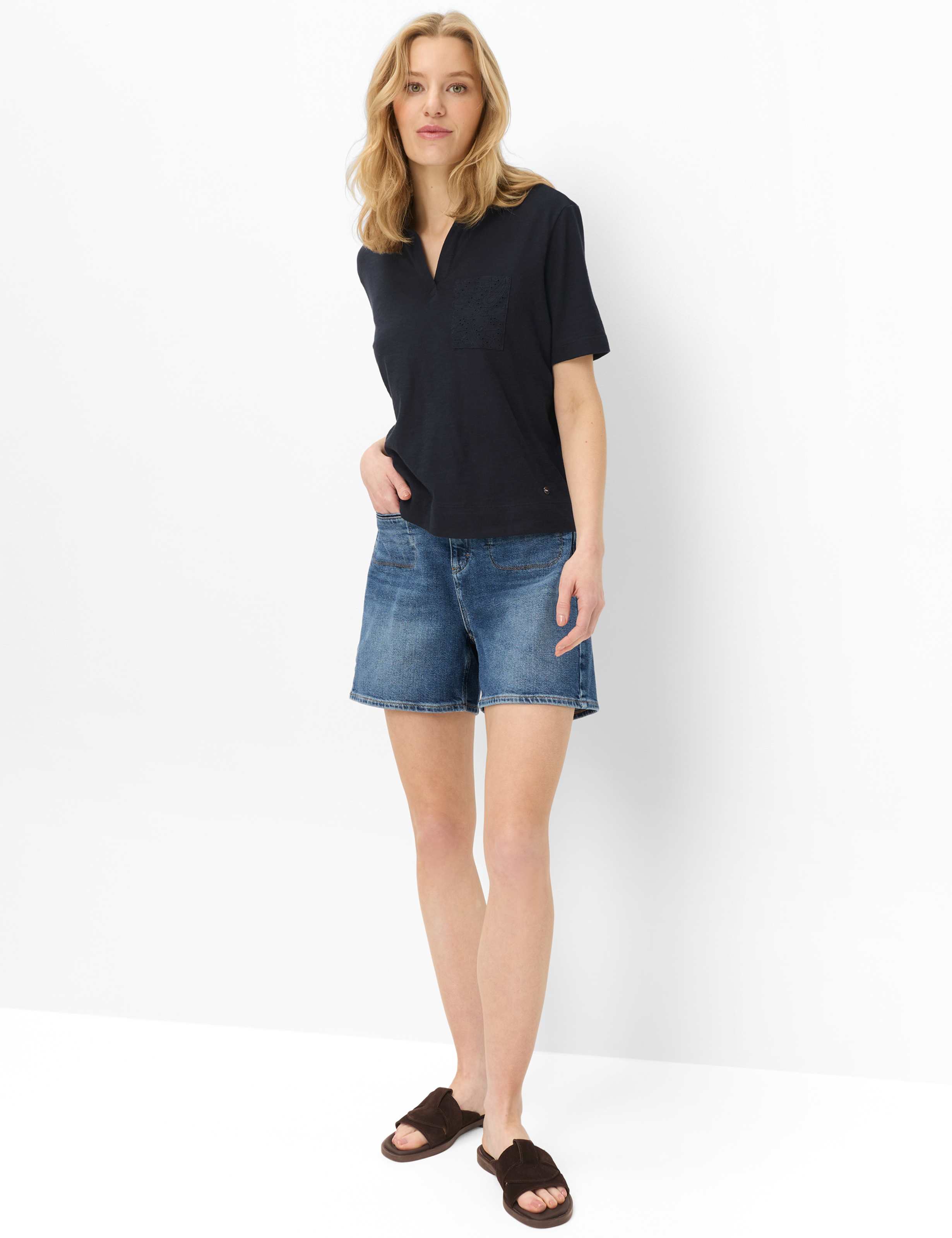 Femme Style CLIA S Bleu Foncé  Tenue du mannequin