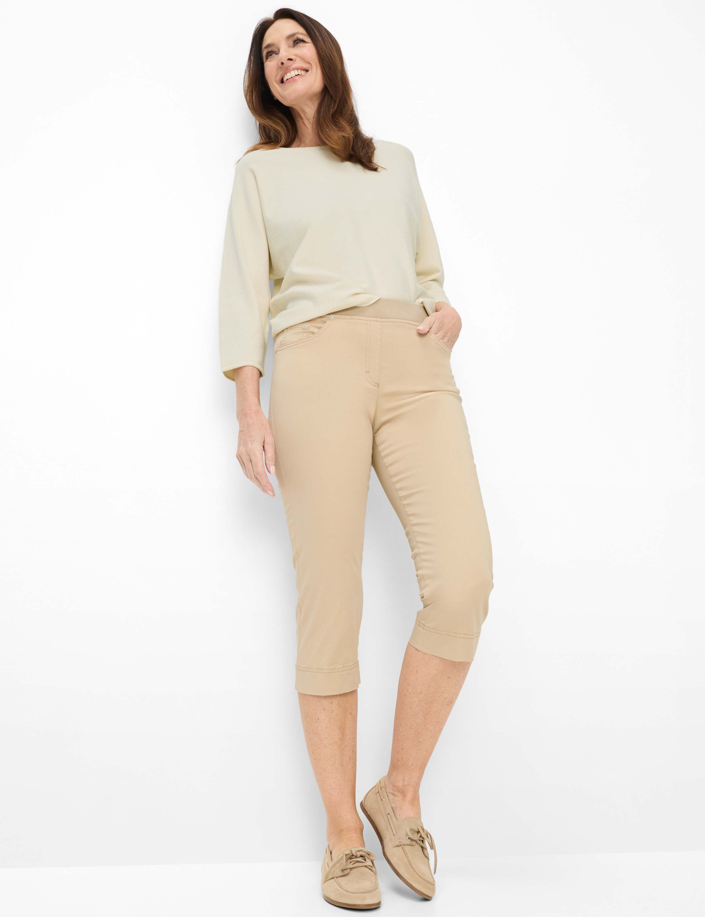 Femme Style PAMINA CAPRI Beige Slim Fit Tenue du mannequin