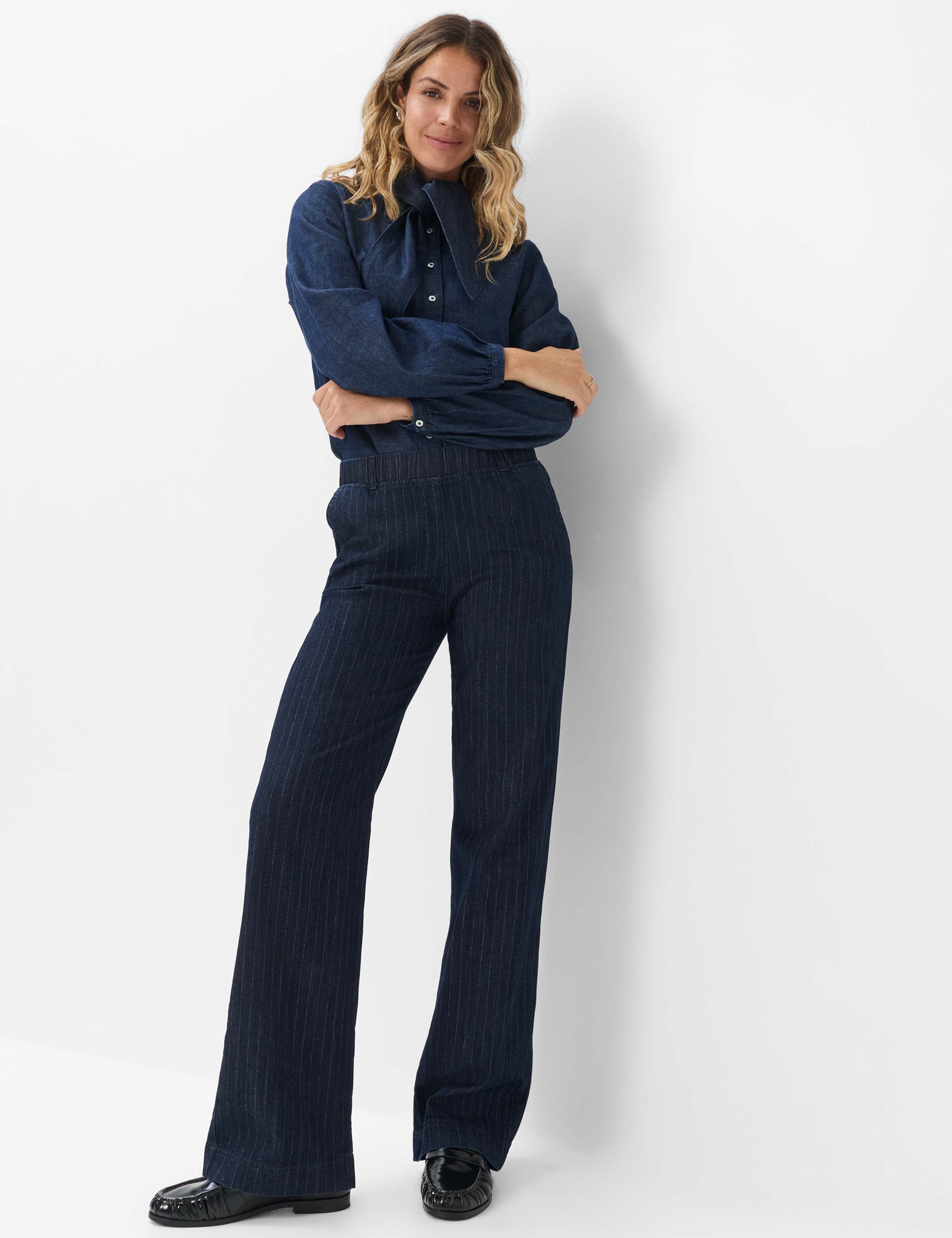 Damen Style PAM FLARED Denim Dunkelblau  Model Outfit
